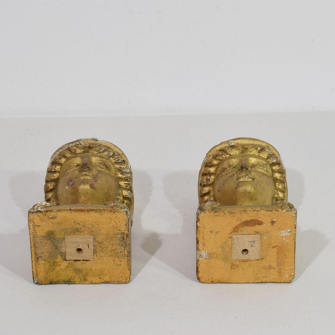 Paire de meubles français du début du 19e siècle en bois doré sculpté à la main  Ornements de tête style Empire en vente 13
