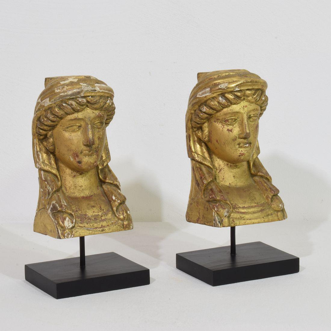 Paar Französisch frühen 19. Jahrhundert Hand geschnitzt Giltwood  Empire-Stil Kopf Ornamente (Handgeschnitzt) im Angebot