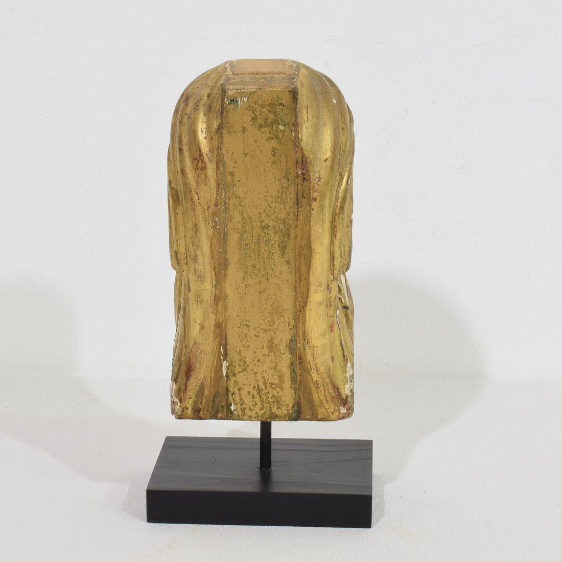 Paire de meubles français du début du 19e siècle en bois doré sculpté à la main  Ornements de tête style Empire en vente 1