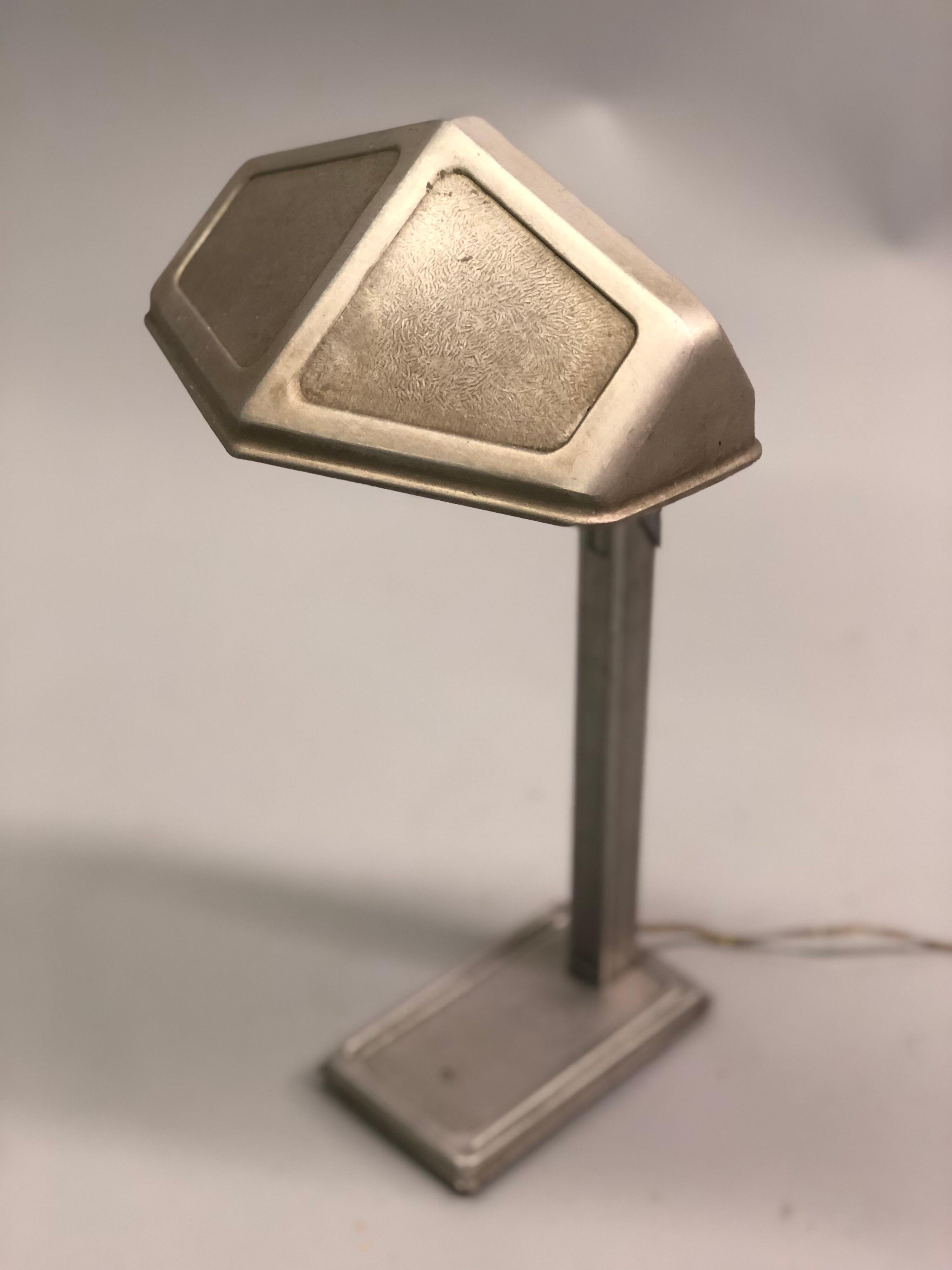 Français Paire de lampes de table/de bureau réglables en aluminium de style français ancien et moderne par Pirette 1930 en vente