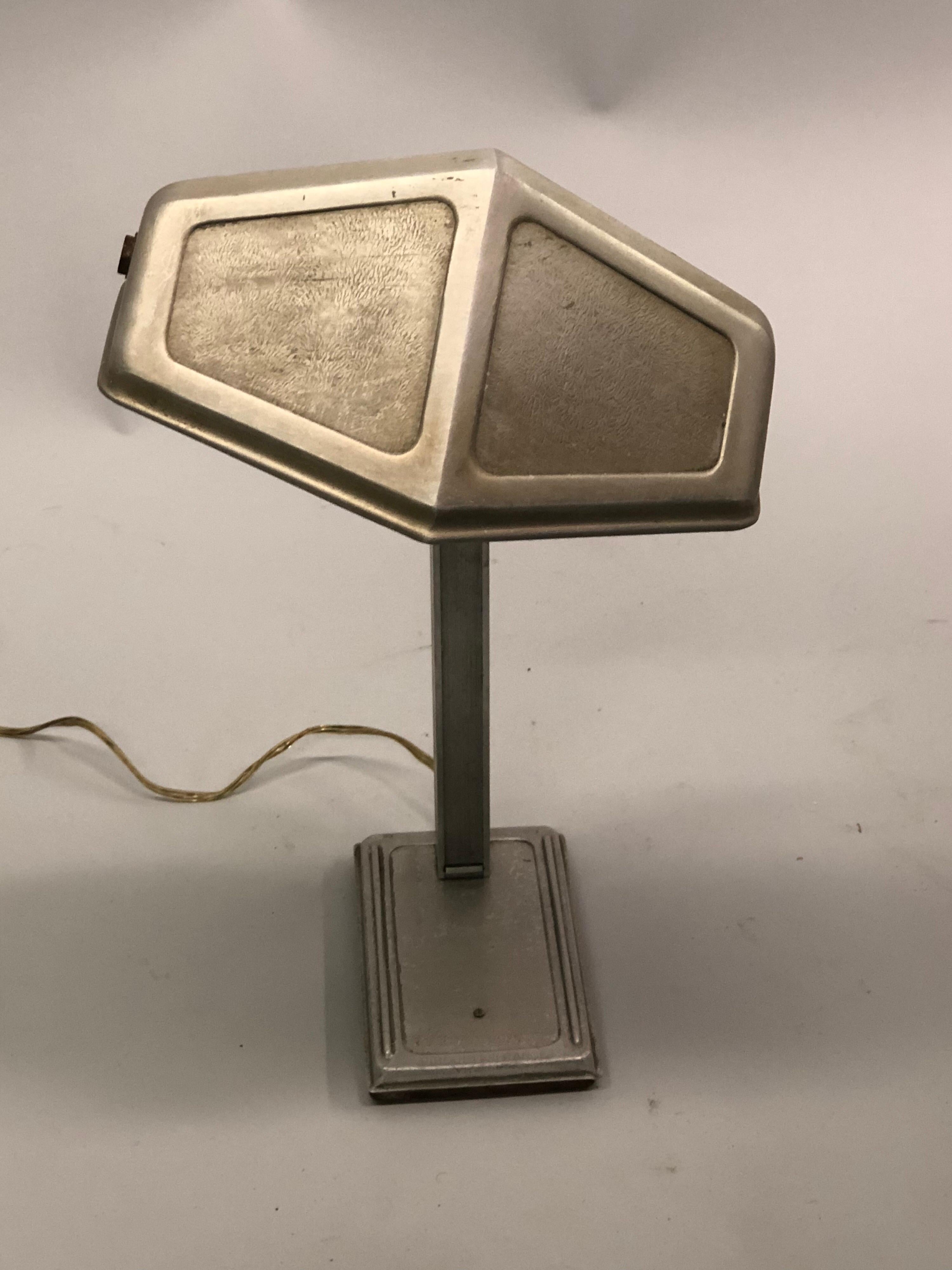 20ième siècle Paire de lampes de table/de bureau réglables en aluminium de style français ancien et moderne par Pirette 1930 en vente