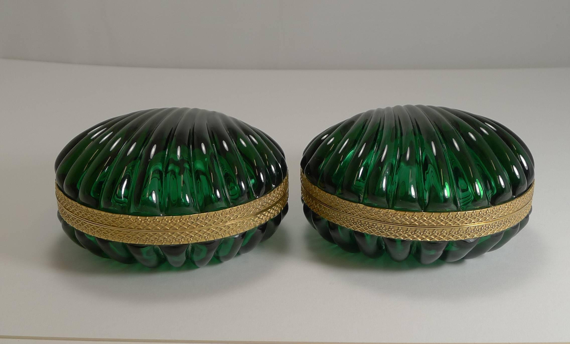 Pair of French Emerald Crystal Shell Shaped Jewelry Boxes, circa 1920 In Excellent Condition In Bath, GB