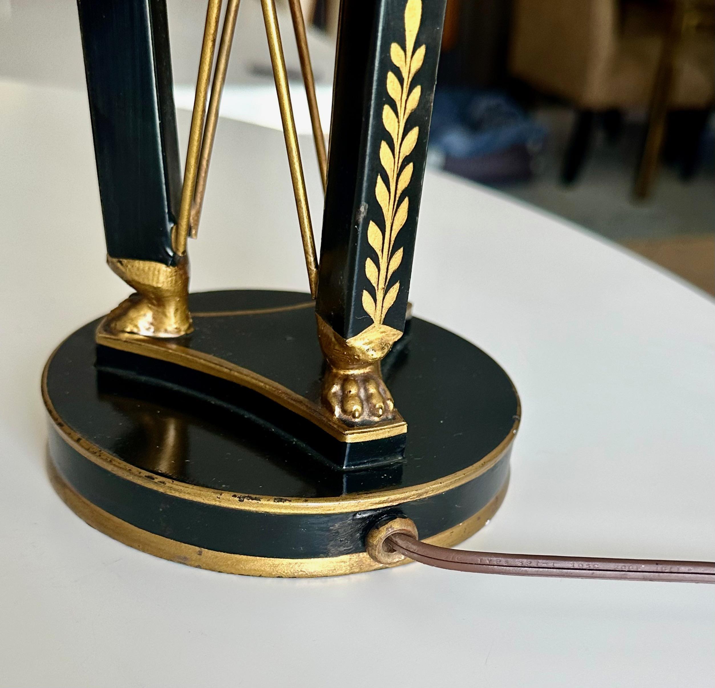 Paire de lampes de table Empire en tôle noire et or en vente 3