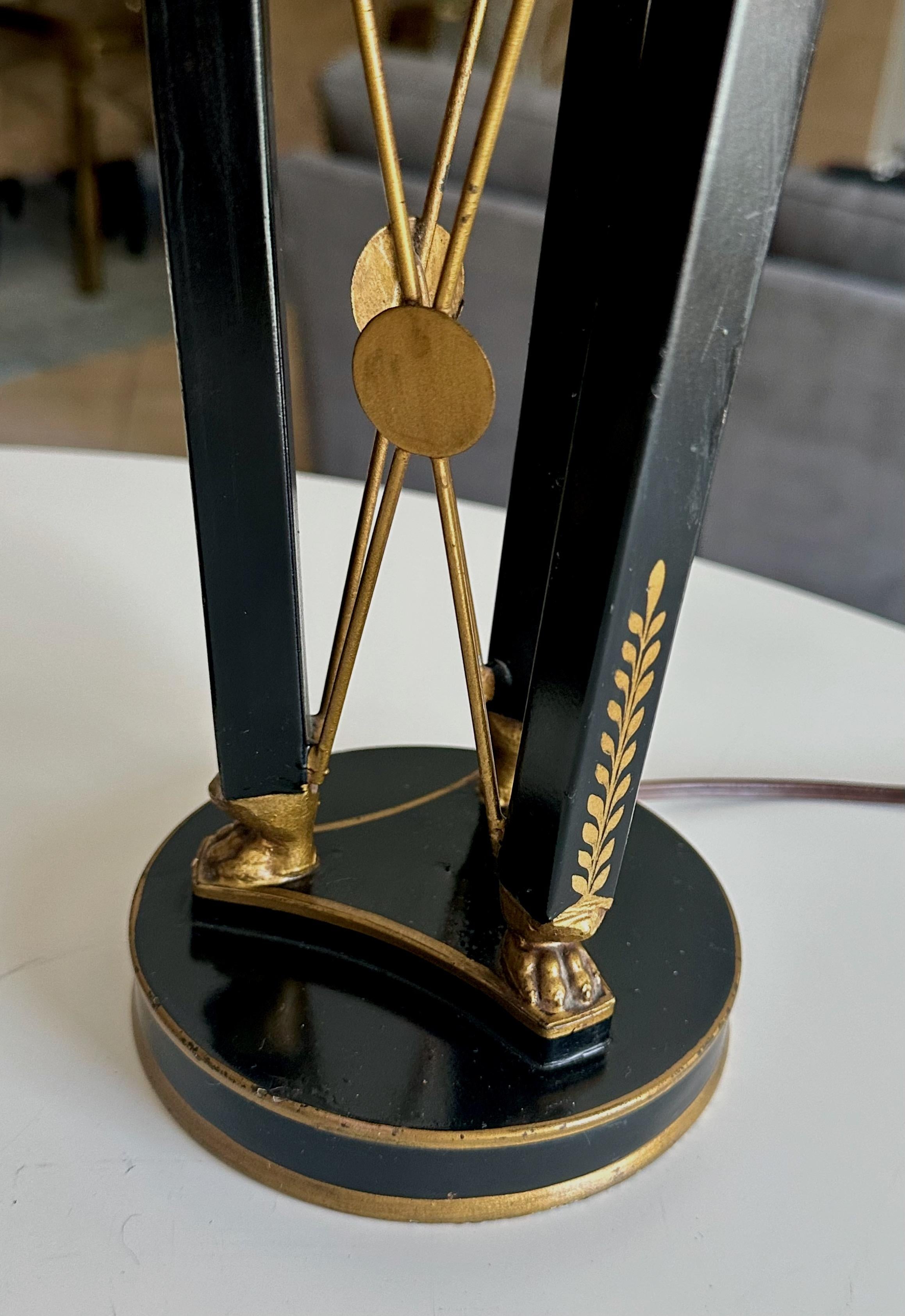 Paire de lampes de table Empire en tôle noire et or en vente 4