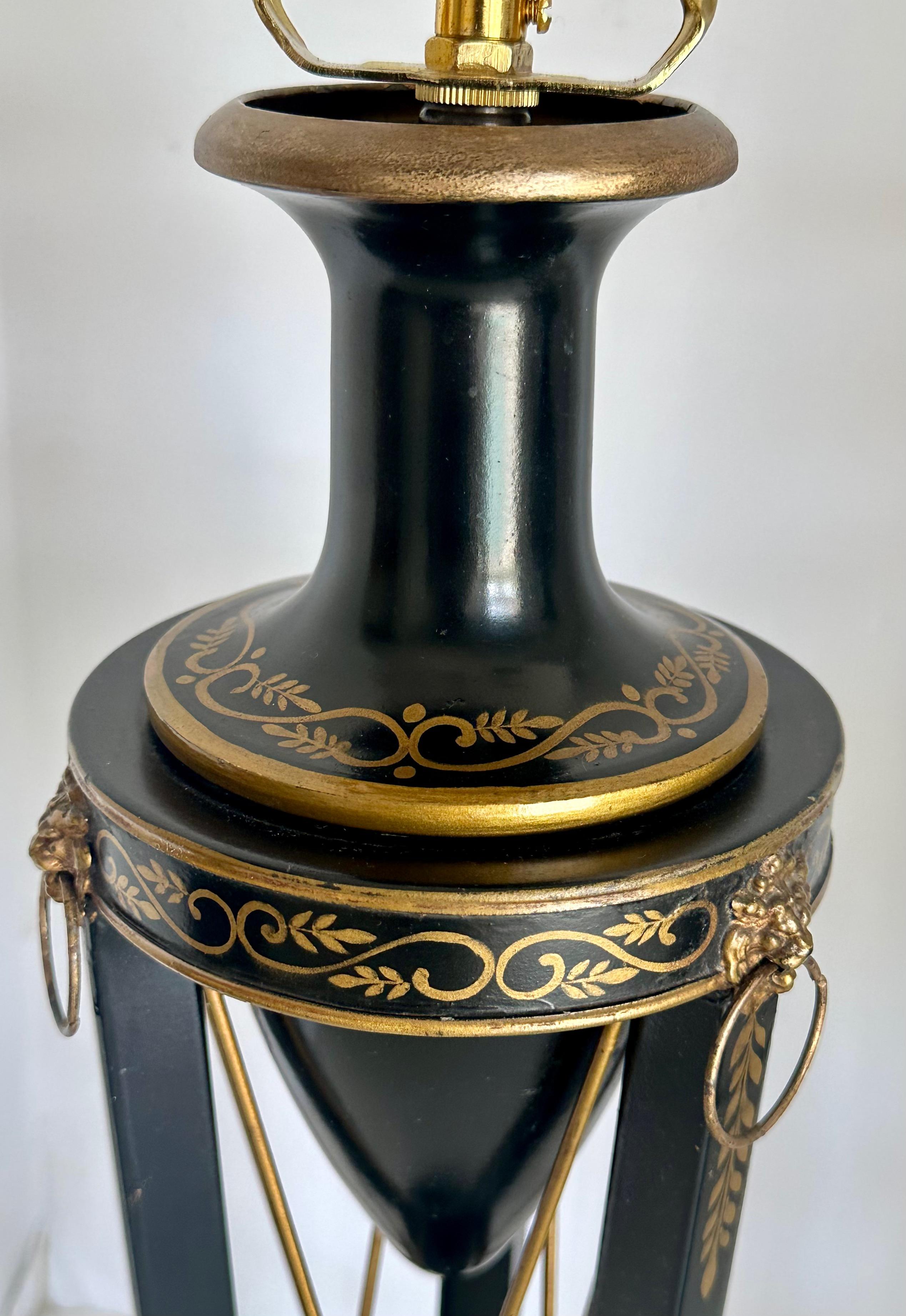 Paire de lampes de table Empire en tôle noire et or en vente 5