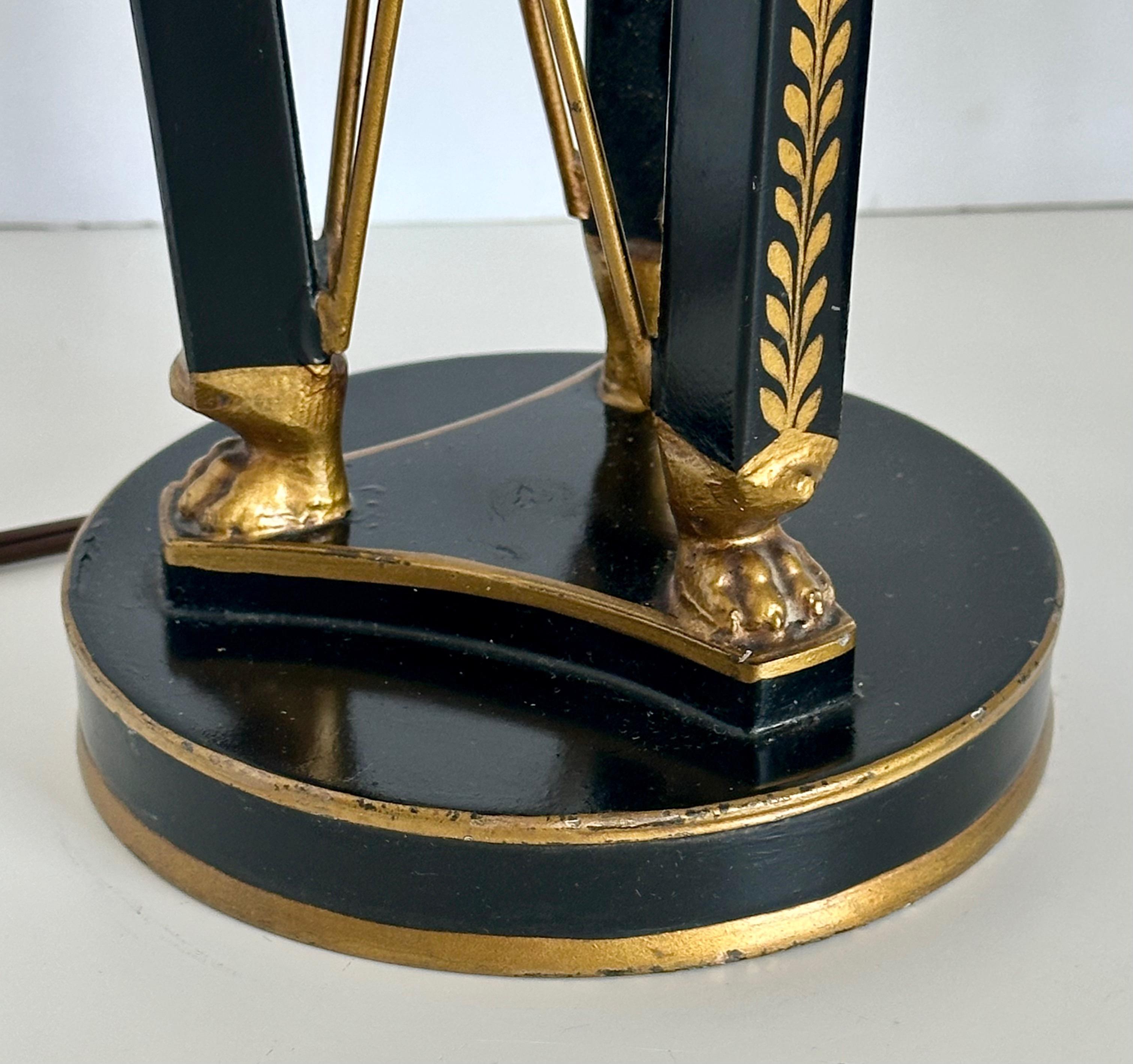 Paire de lampes de table Empire en tôle noire et or en vente 6
