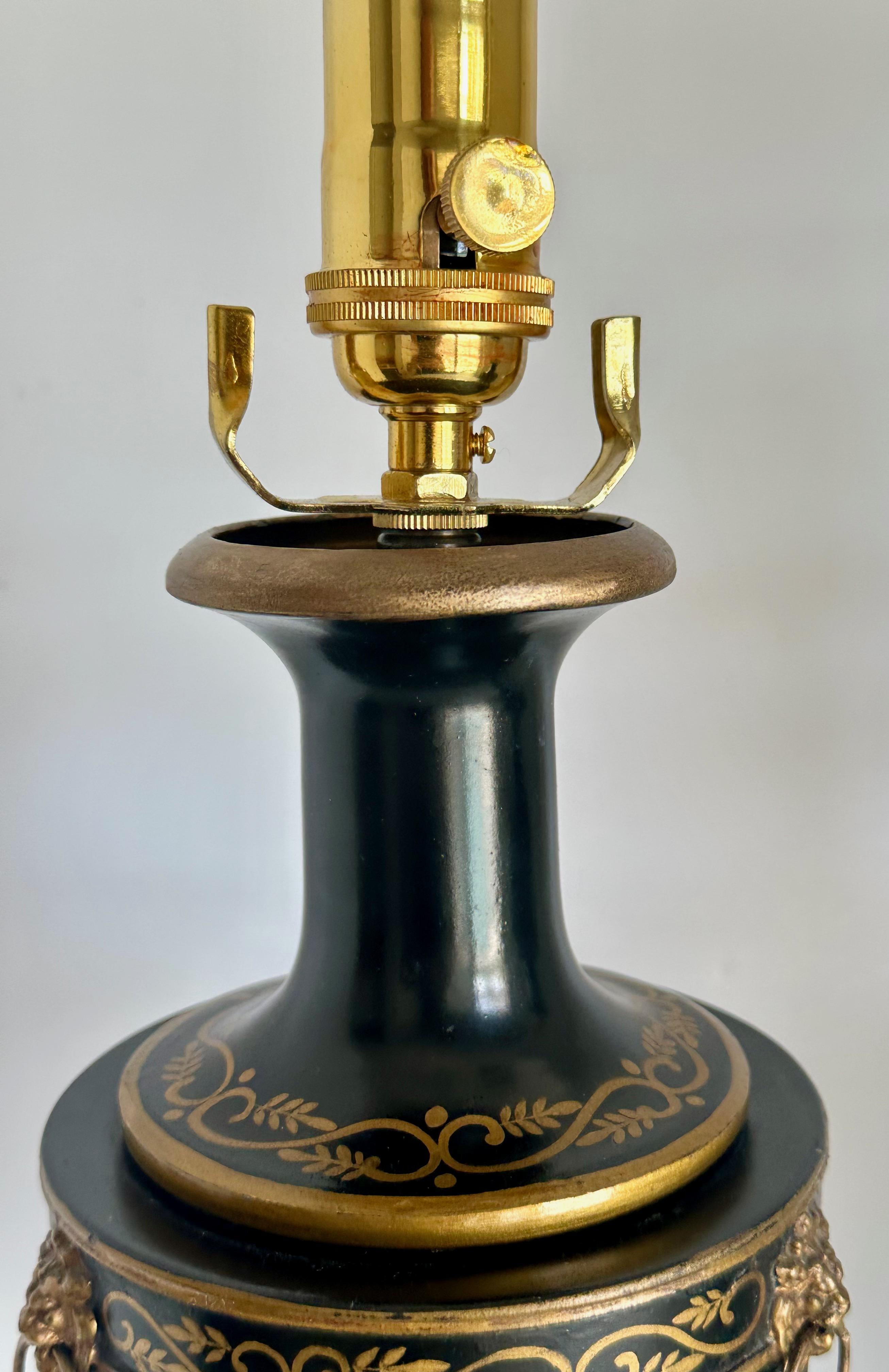 Paire de lampes de table Empire en tôle noire et or en vente 7