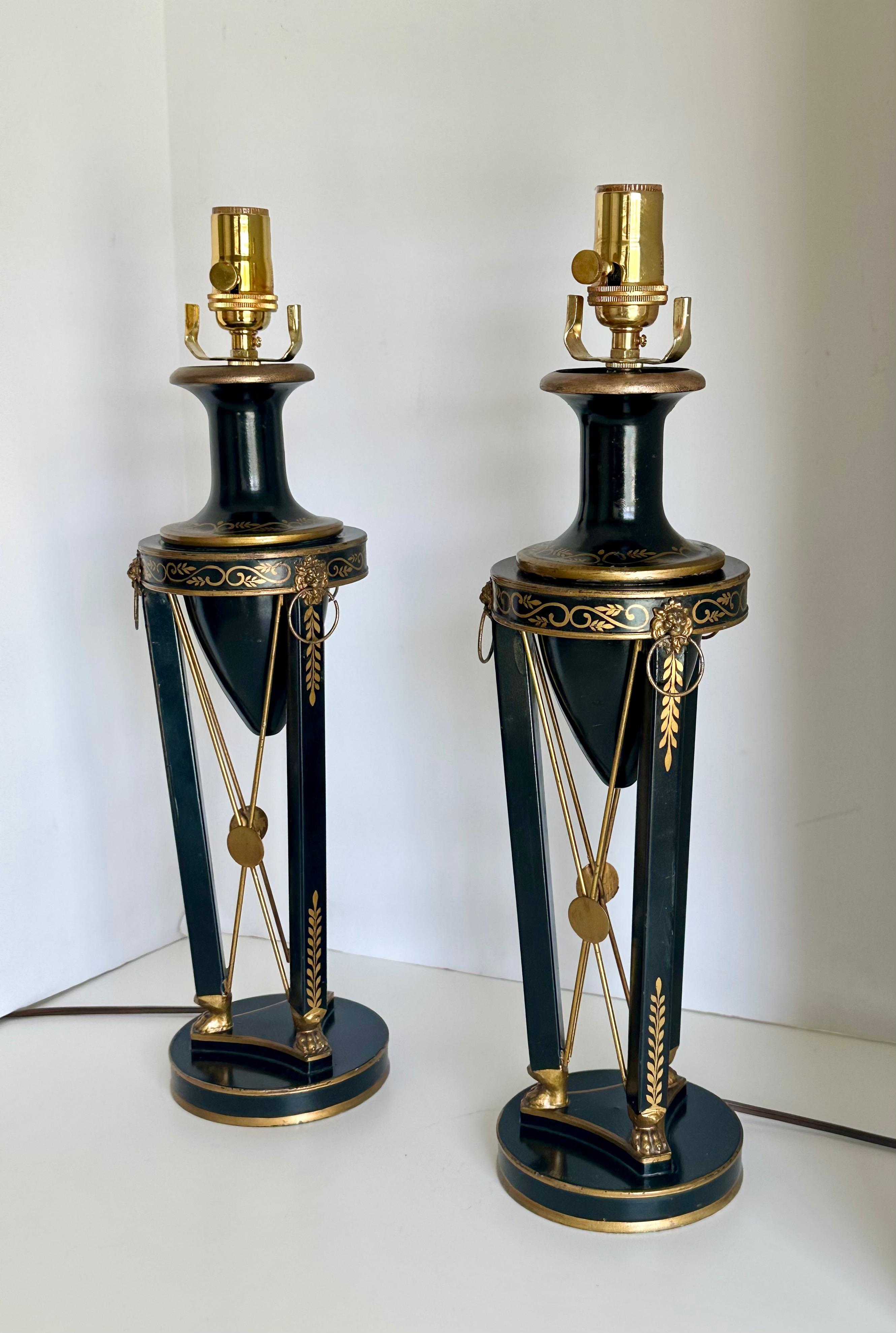 Paire de lampes de table Empire en tôle noire et or en vente 10