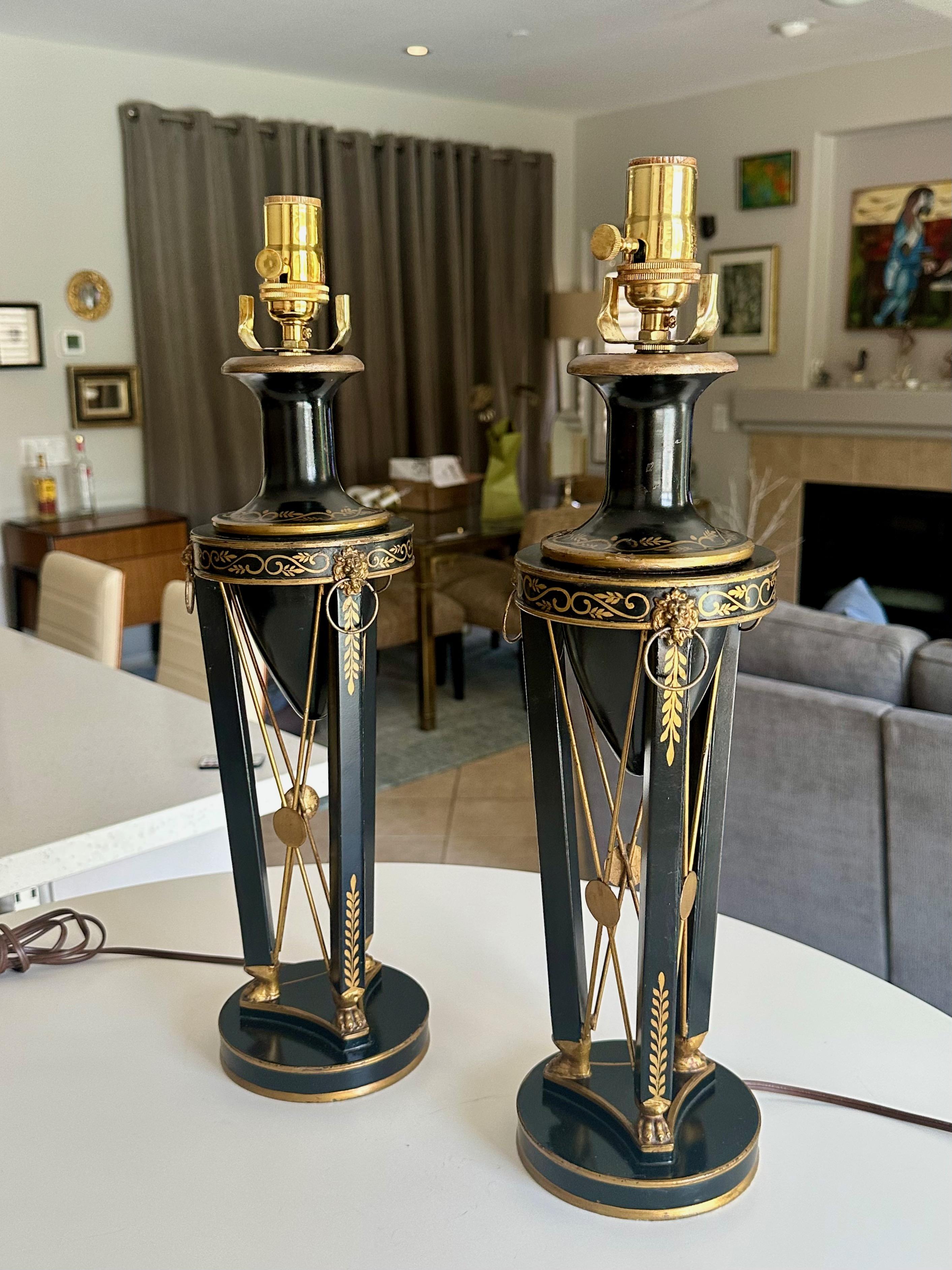 Grec classique Paire de lampes de table Empire en tôle noire et or en vente