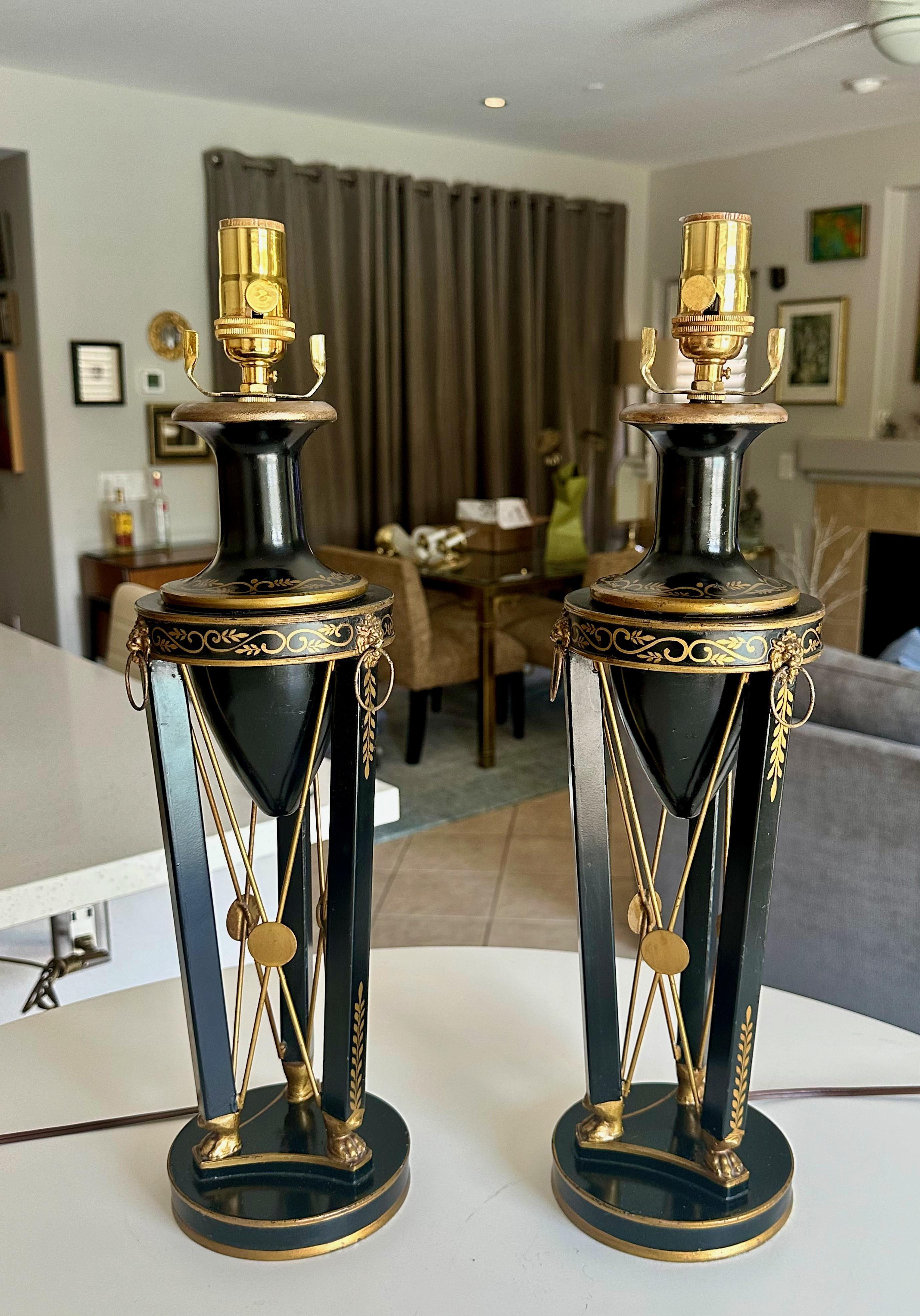 Français Paire de lampes de table Empire en tôle noire et or en vente