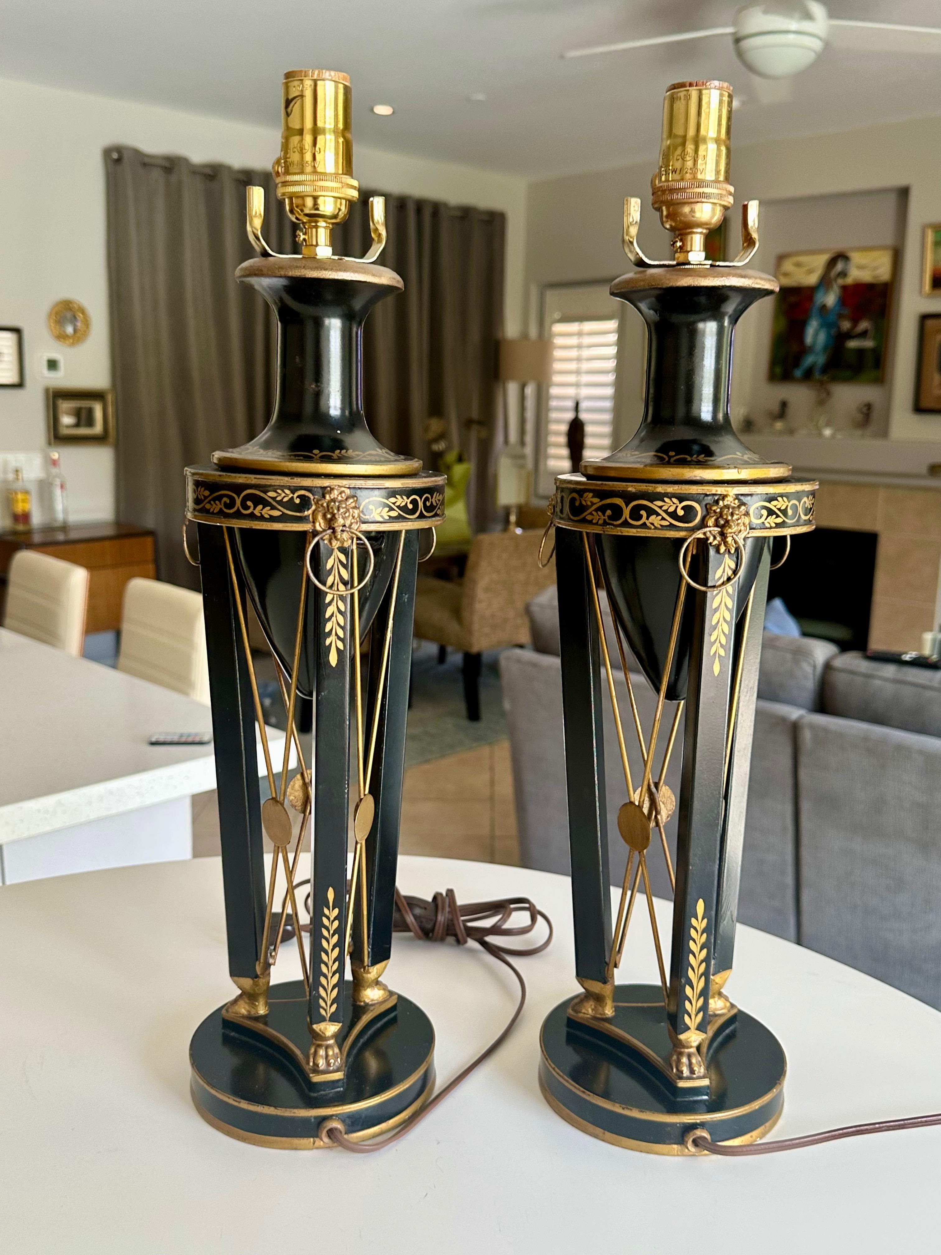 Peint Paire de lampes de table Empire en tôle noire et or en vente
