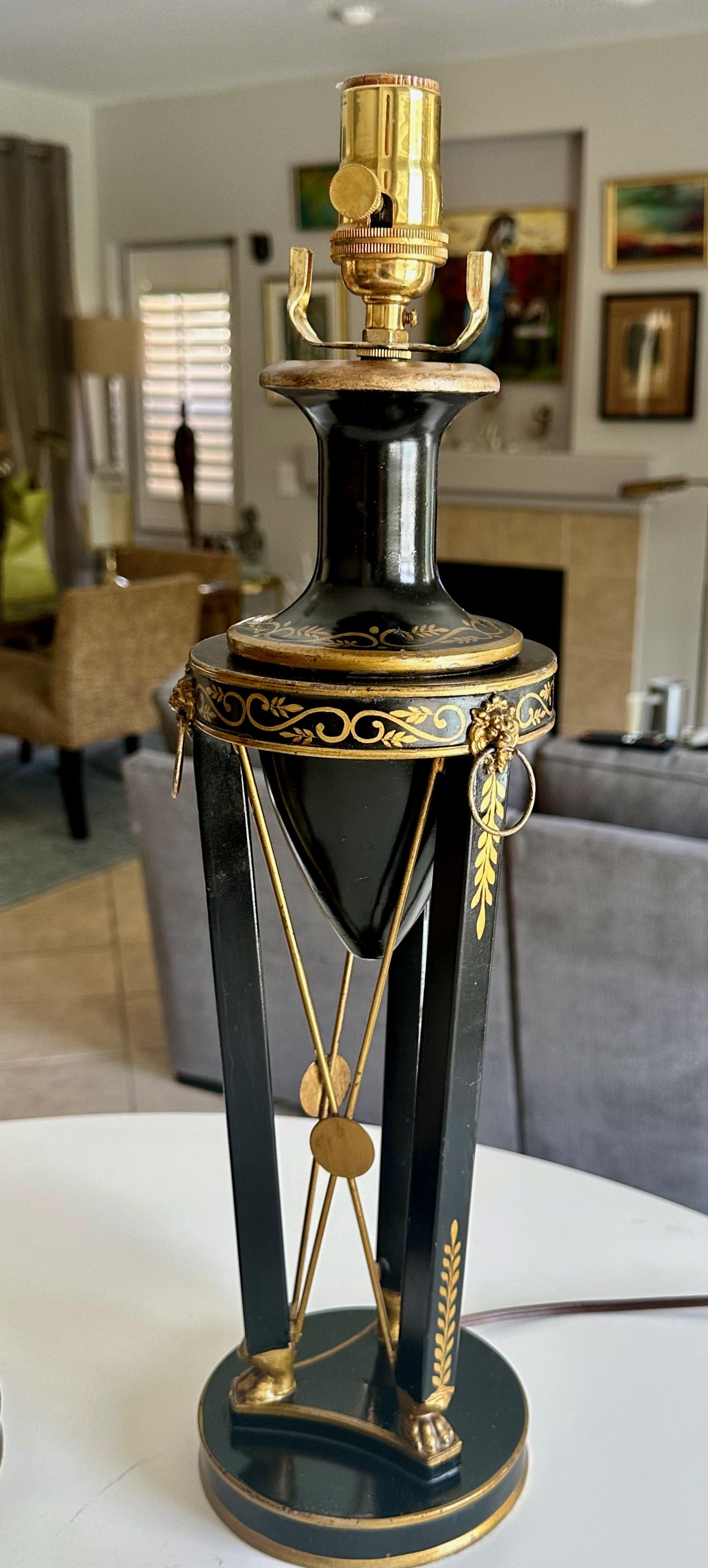 Milieu du XXe siècle Paire de lampes de table Empire en tôle noire et or en vente