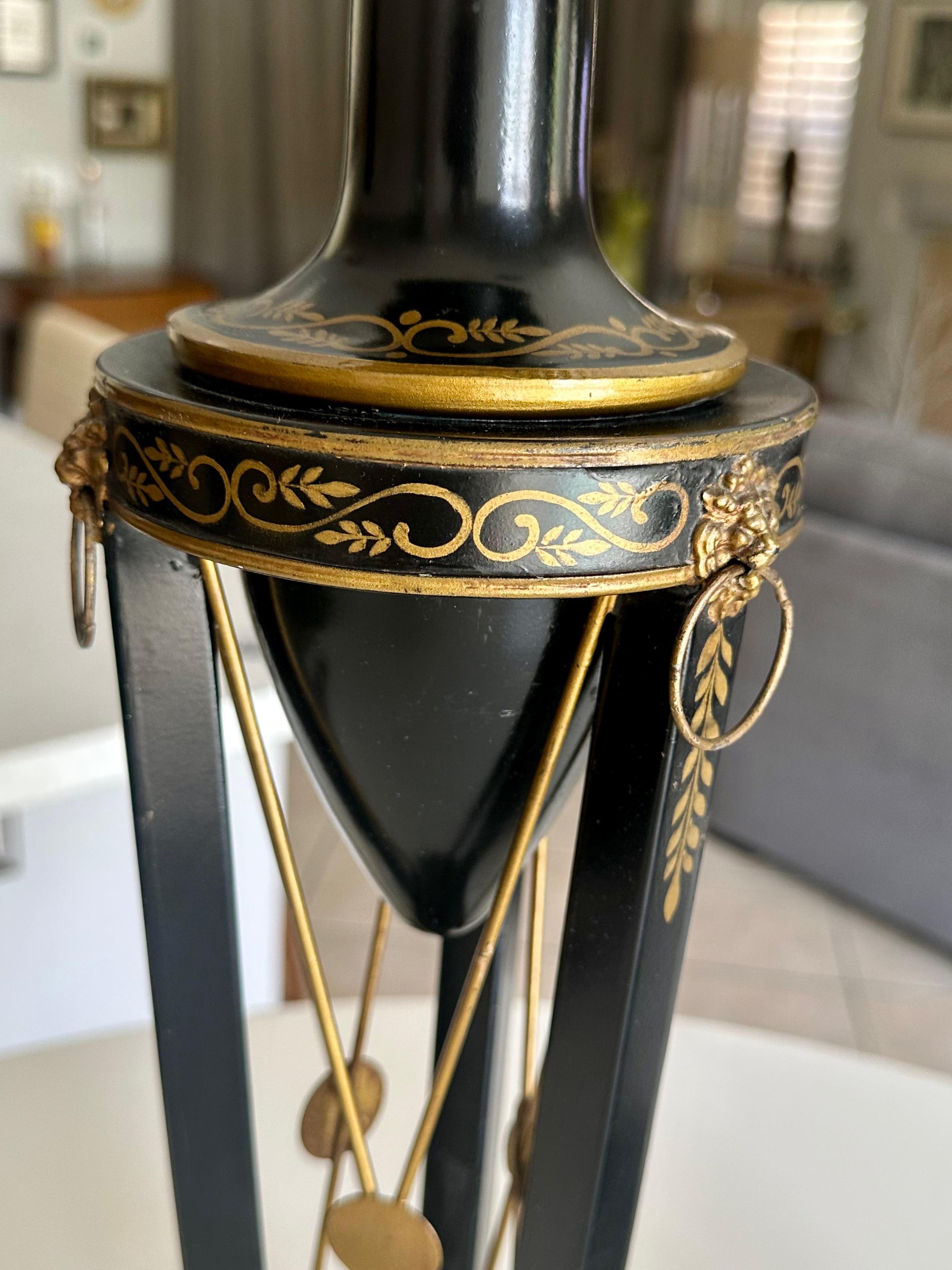 Paire de lampes de table Empire en tôle noire et or en vente 1