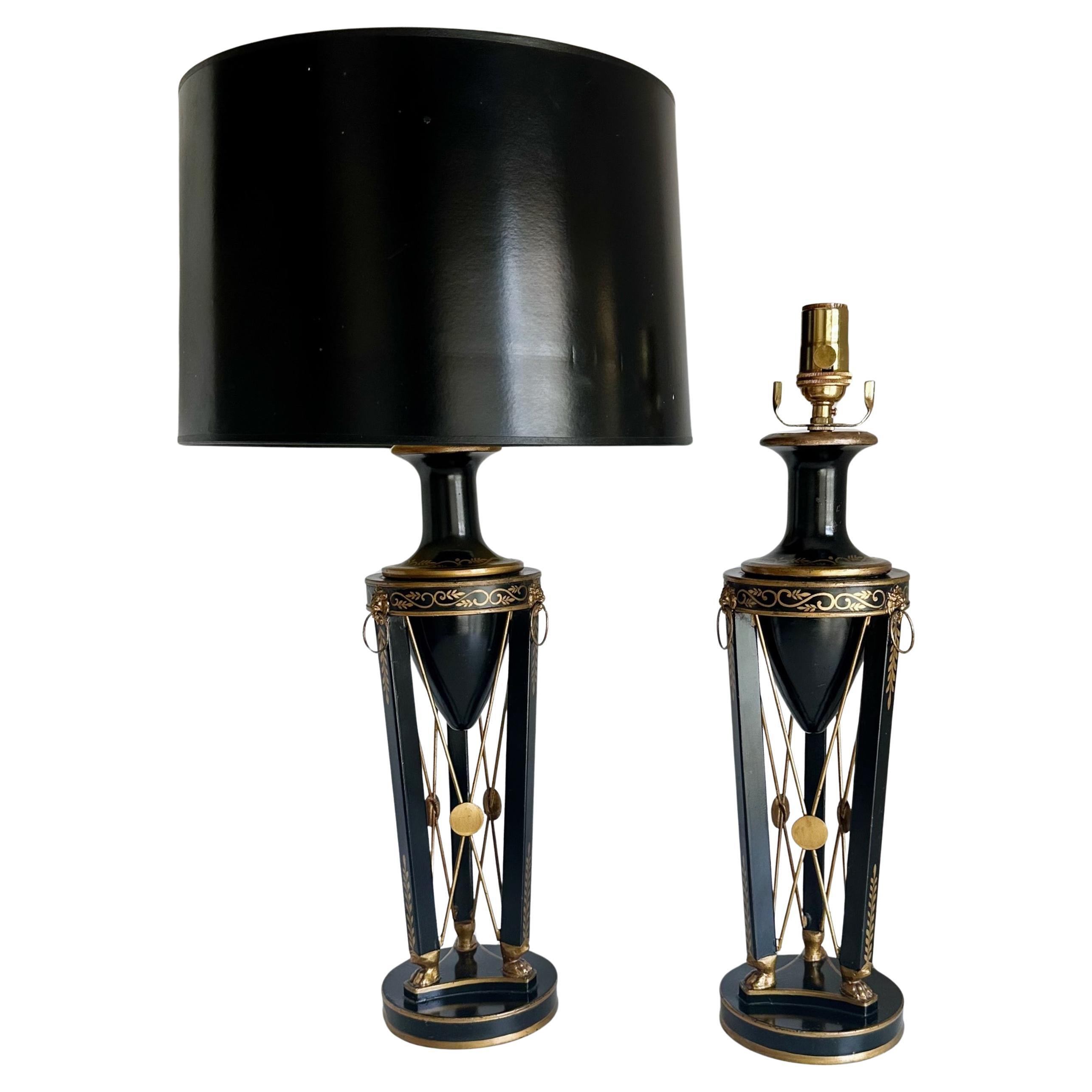 Paire de lampes de table Empire en tôle noire et or en vente