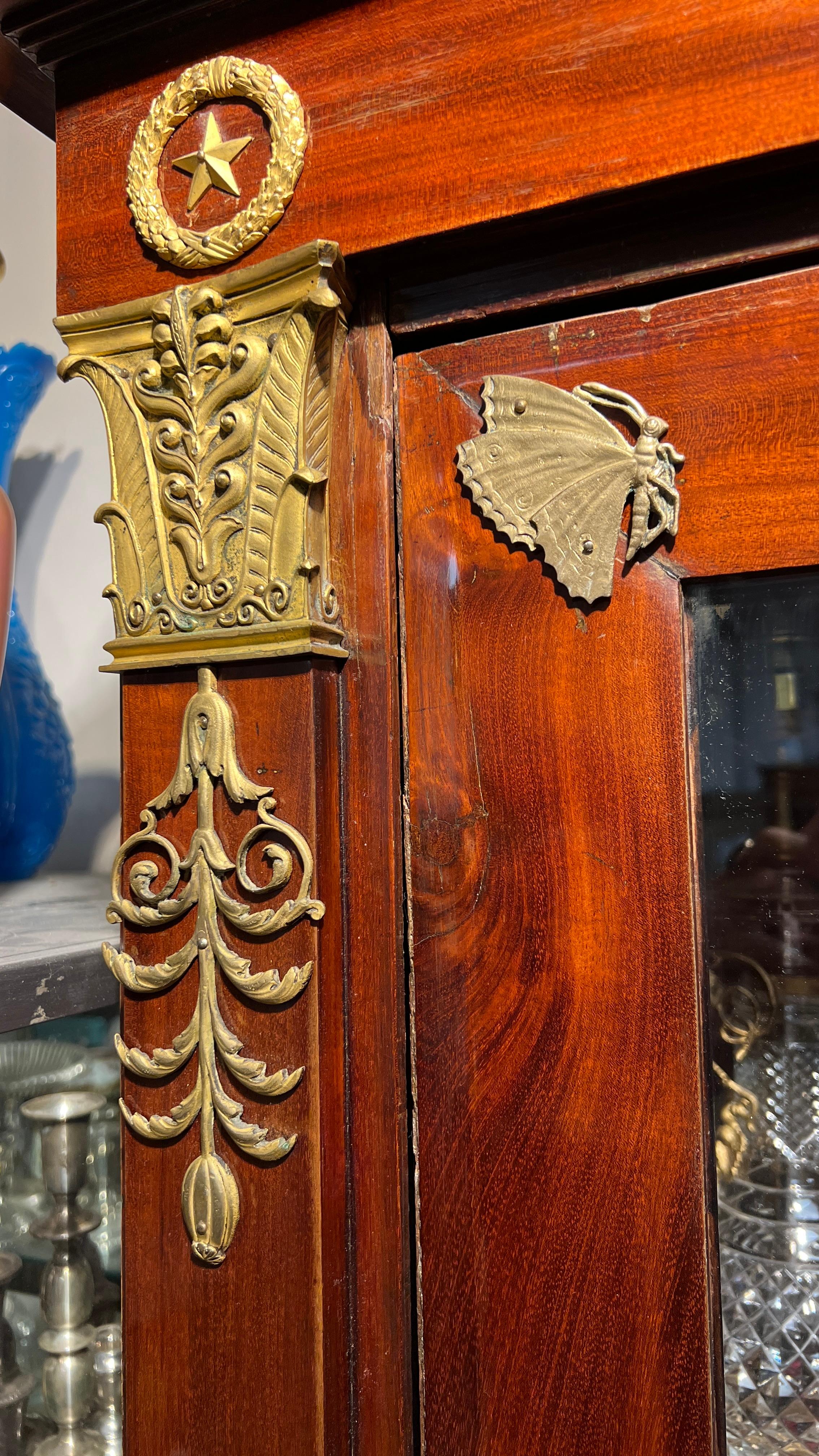 Notre magnifique paire de bibliotheques à la manière du maître ébéniste français François-Honoré-Georges Jacob-Desmalter (1770-1841), mesure 84 pouces de haut et est finement travaillée avec du placage d'acajou et de nombreuses montures en bronze