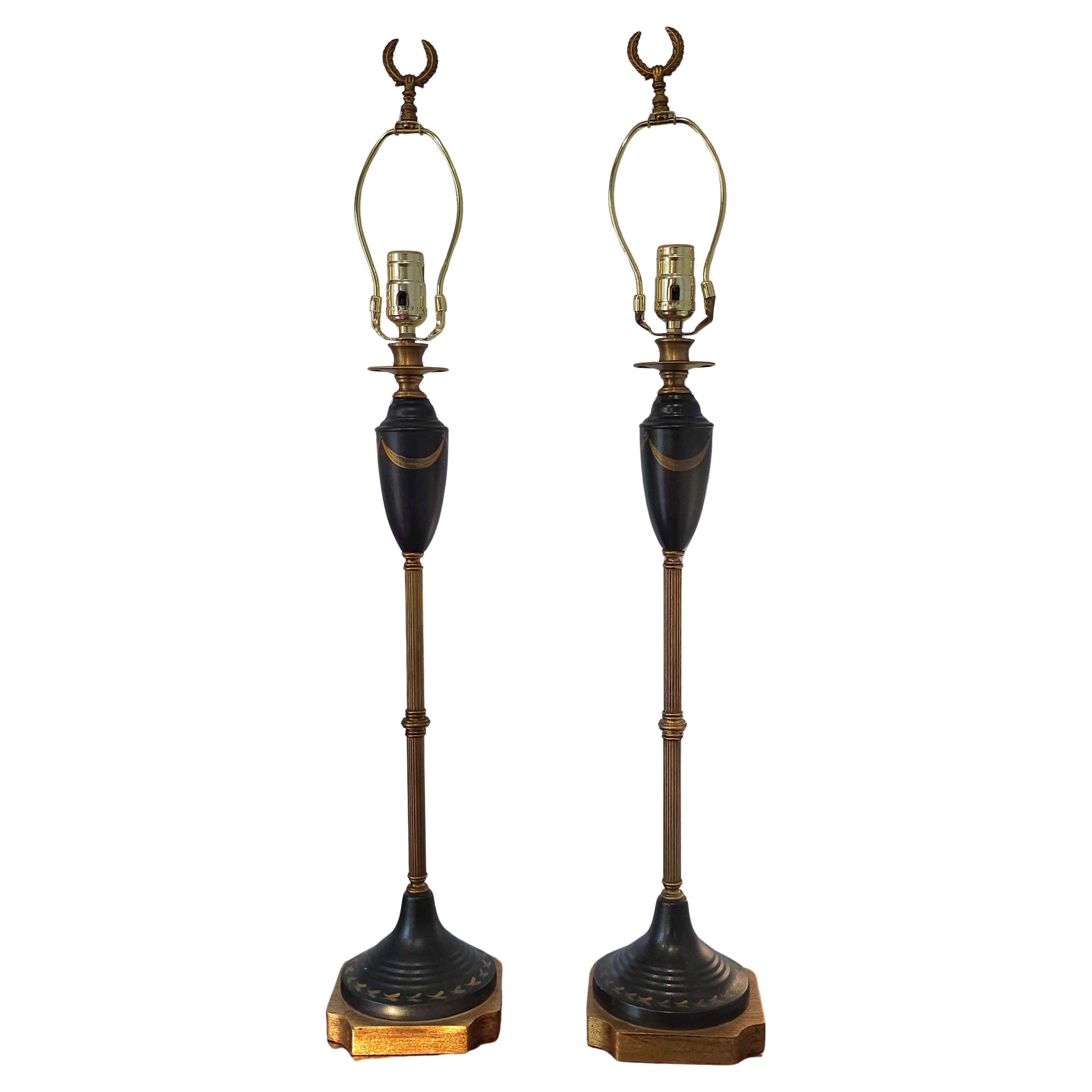 Américain Paire de lampes de table/buffet Empire en laiton, bois ébonisé et bois doré en vente