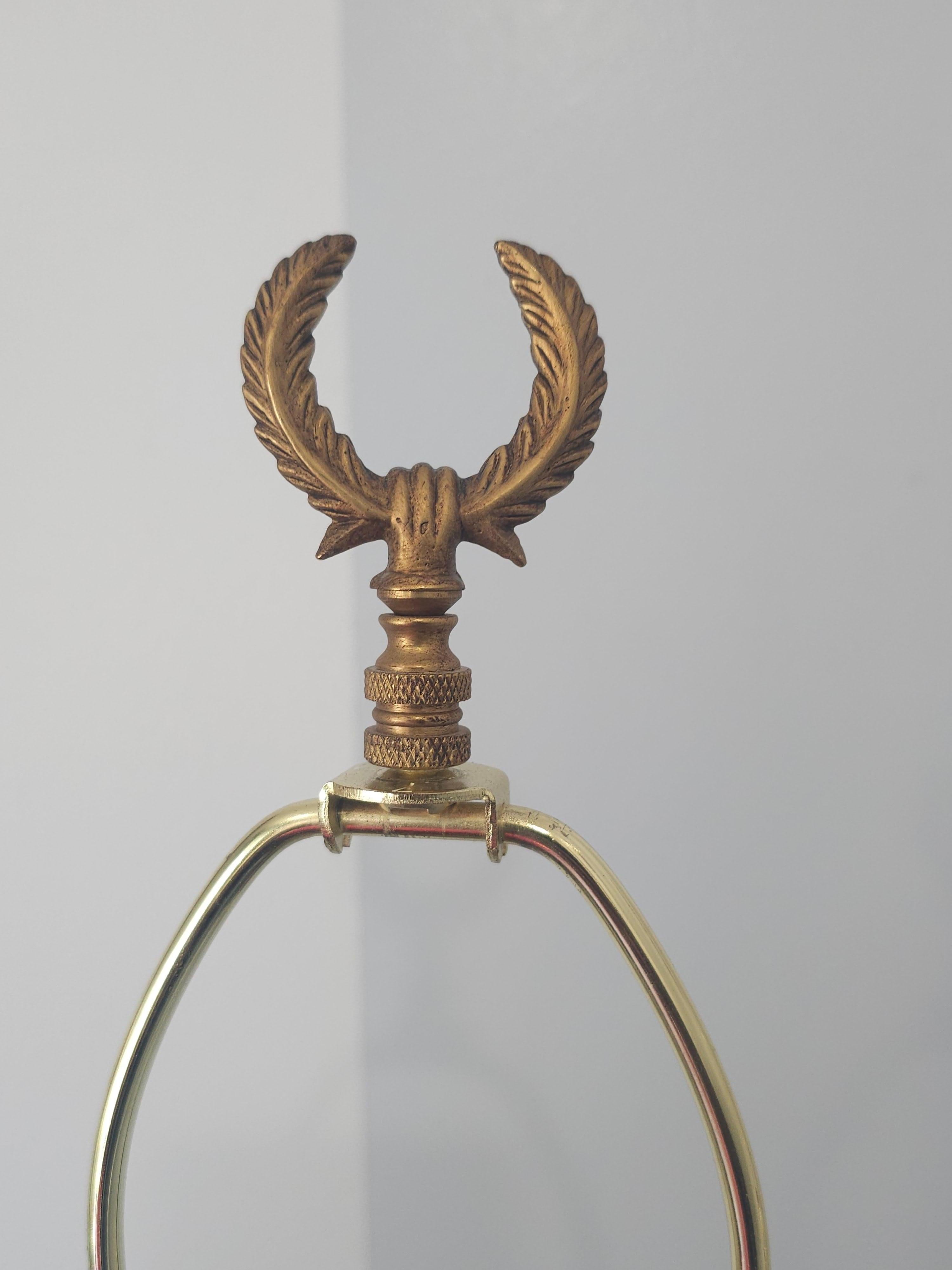 Autre Paire de lampes de table/buffet Empire en laiton, bois ébonisé et bois doré en vente
