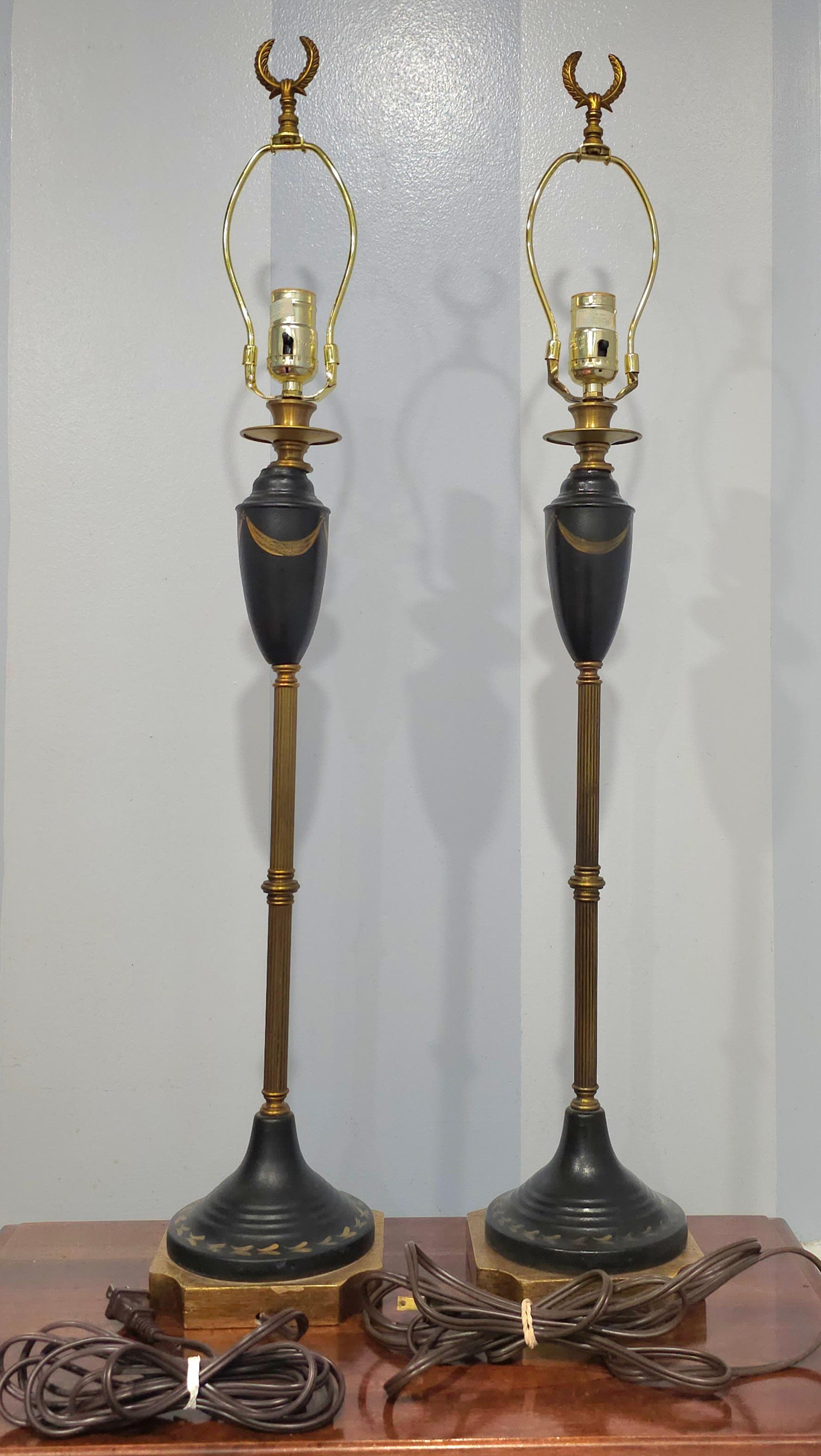 20ième siècle Paire de lampes de table/buffet Empire en laiton, bois ébonisé et bois doré en vente