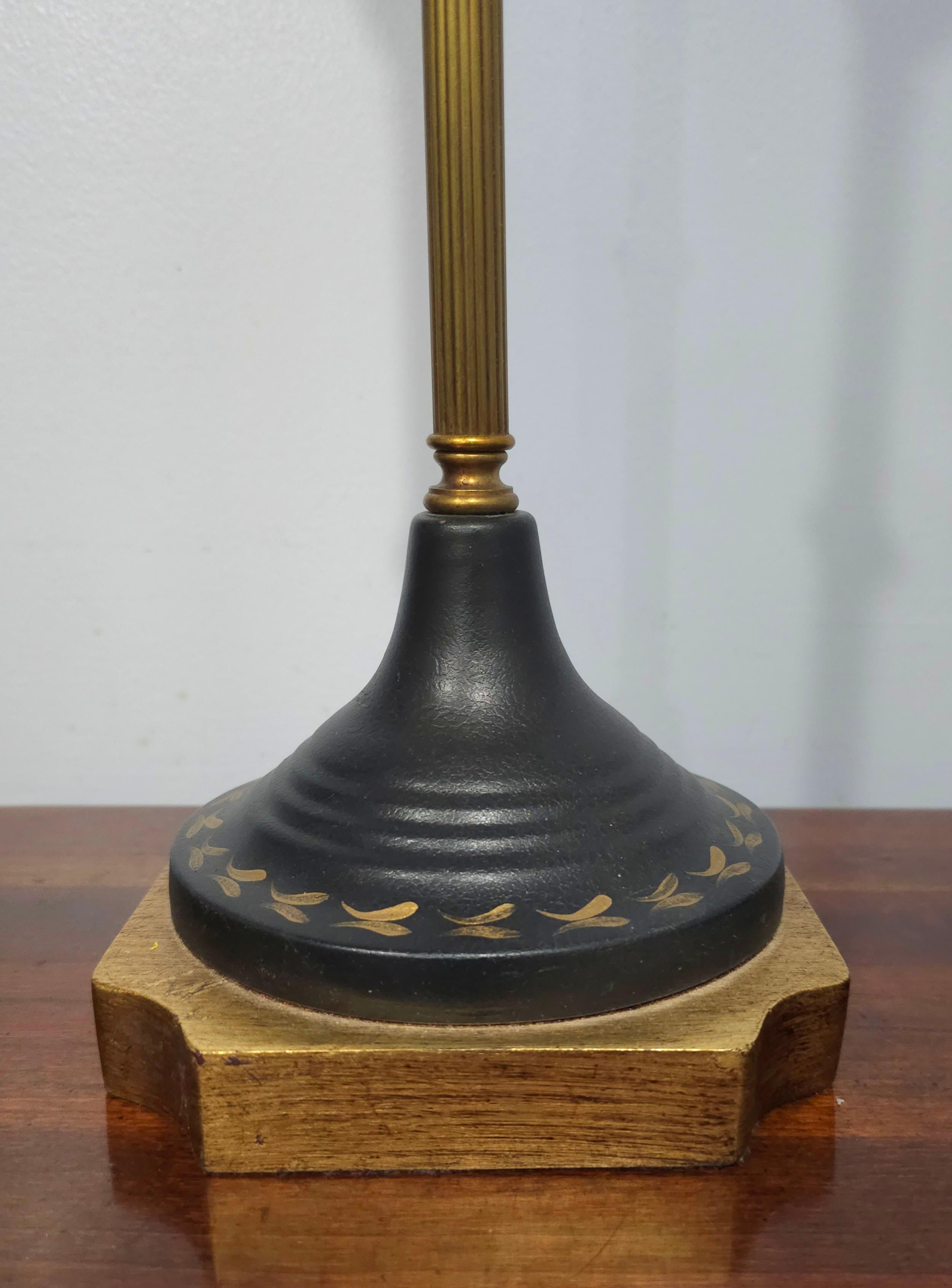 Laiton Paire de lampes de table/buffet Empire en laiton, bois ébonisé et bois doré en vente