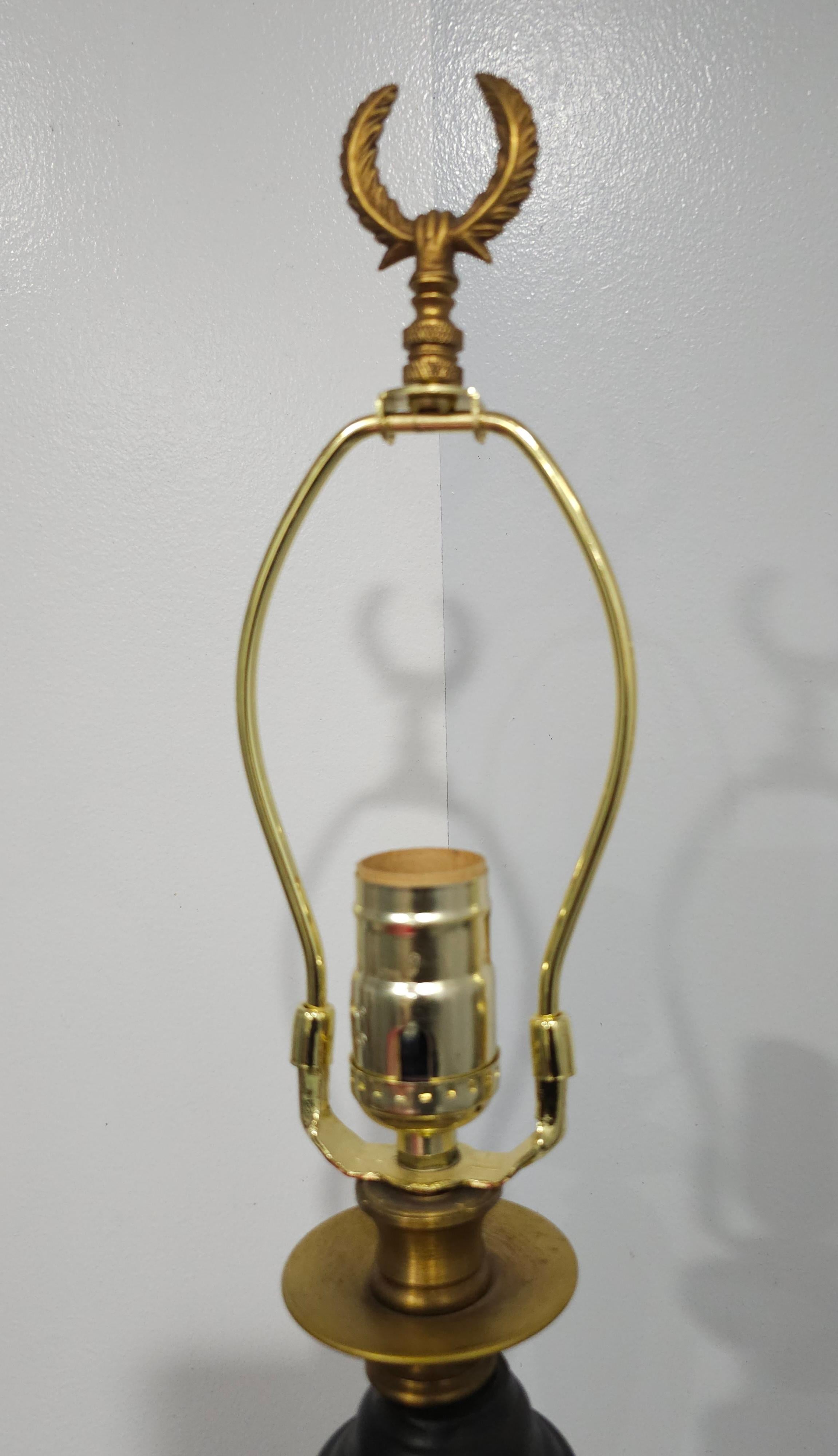 Paire de lampes de table/buffet Empire en laiton, bois ébonisé et bois doré en vente 2