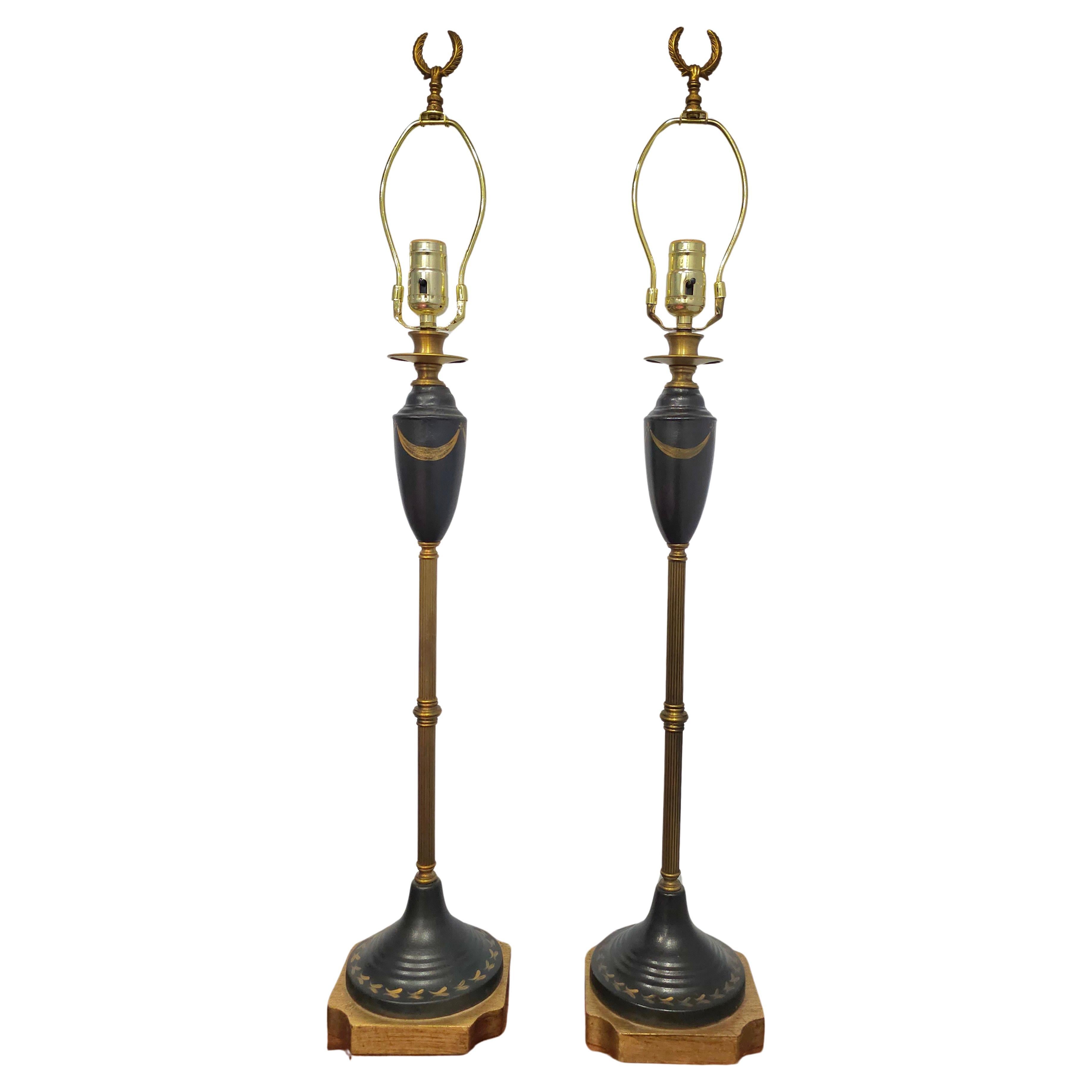 Paire de lampes de table/buffet Empire en laiton, bois ébonisé et bois doré en vente