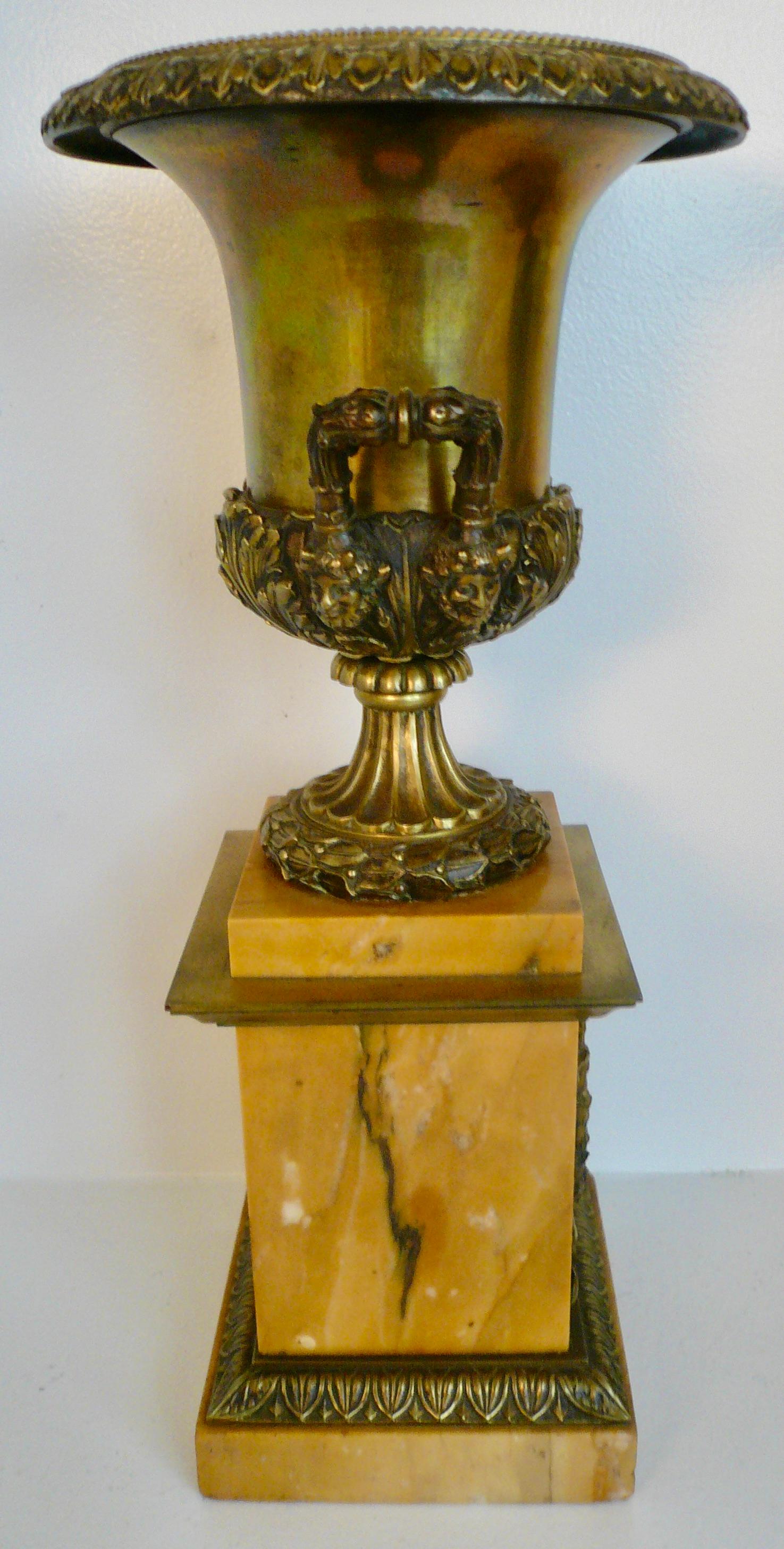 Bronzo Coppia di urne a forma di campana in bronzo e marmo dell'Impero francese in vendita