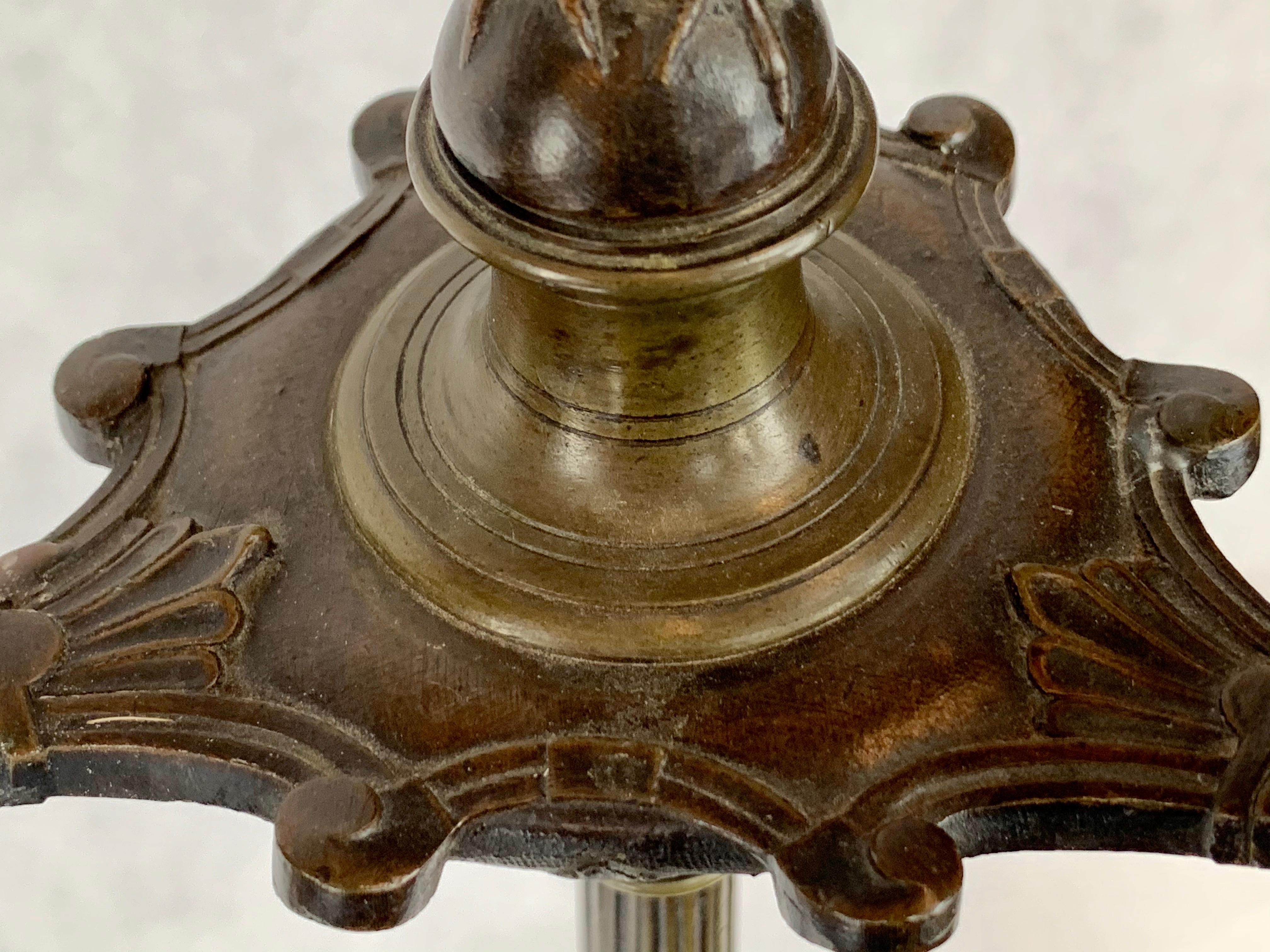 Patinato Candelabri a tripode in bronzo patinato impero francese, piedi a zampa di leone, XIX sec. in vendita