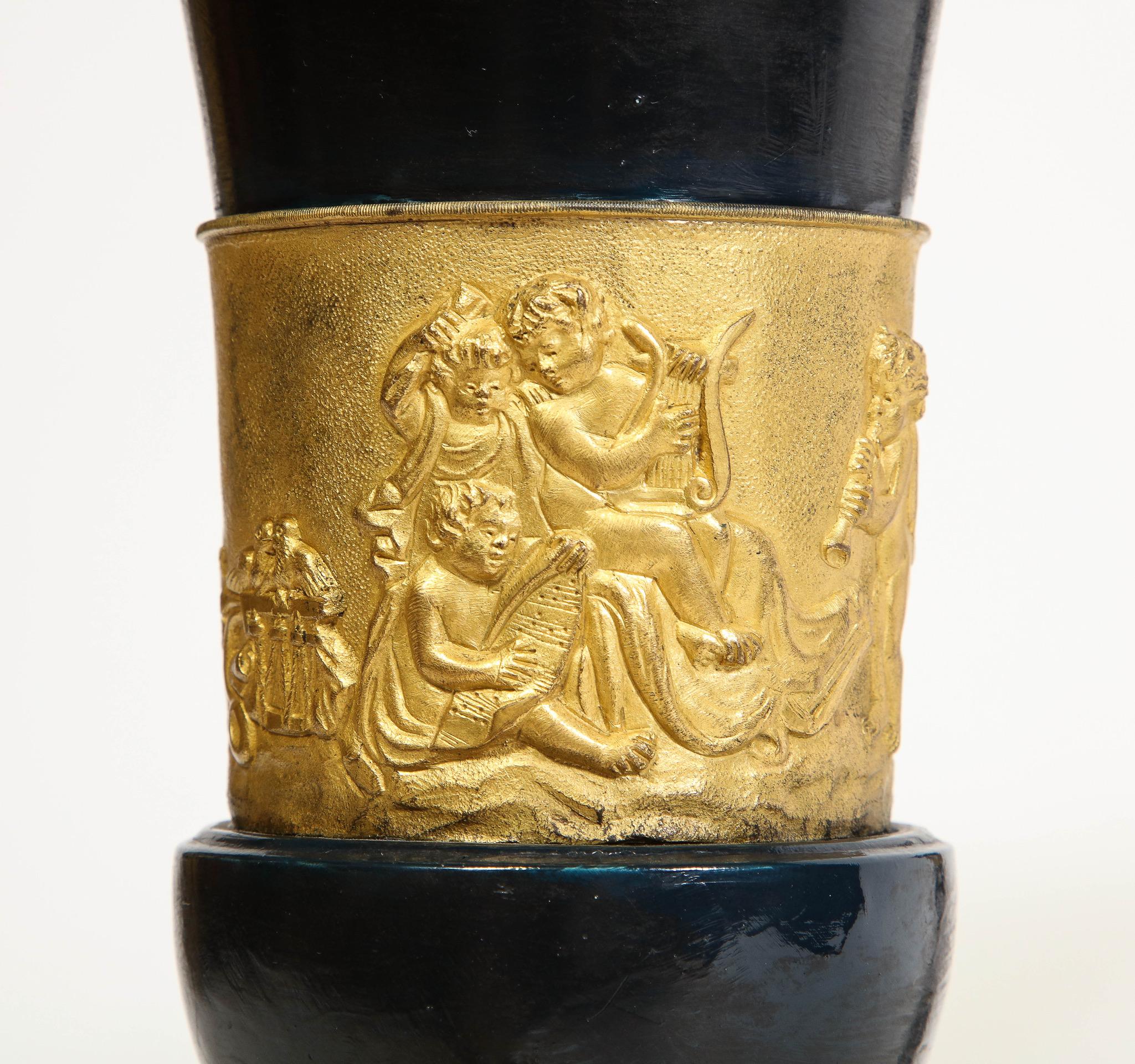 Paar französische Empire Vasen aus Bronze und Ormolu Medici Putti auf grauen Marmor Sockeln im Angebot 4