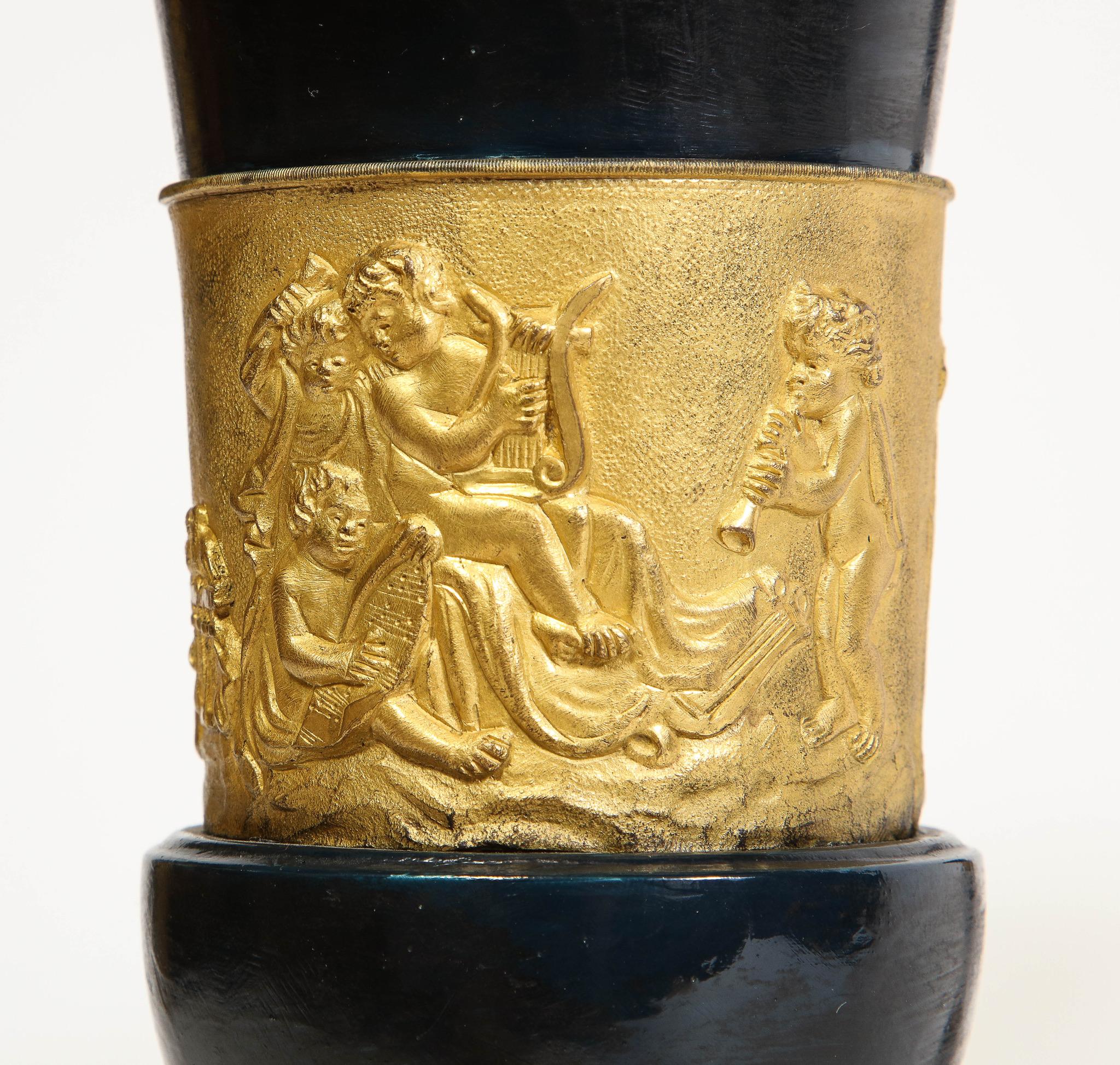 Paar französische Empire Vasen aus Bronze und Ormolu Medici Putti auf grauen Marmor Sockeln im Angebot 5