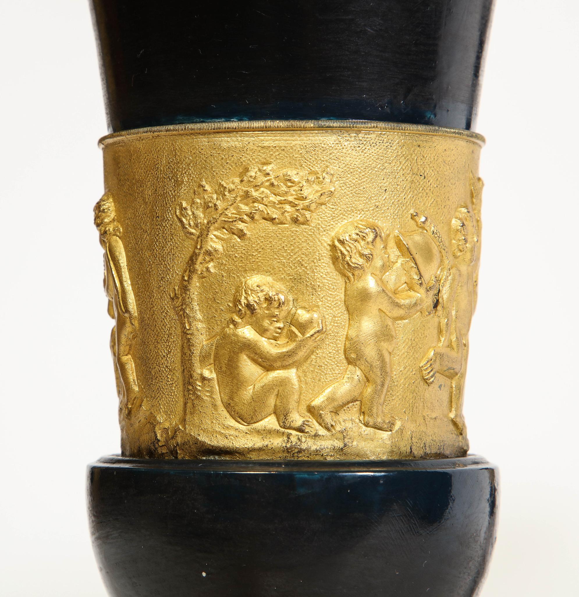Paar französische Empire Vasen aus Bronze und Ormolu Medici Putti auf grauen Marmor Sockeln im Angebot 7