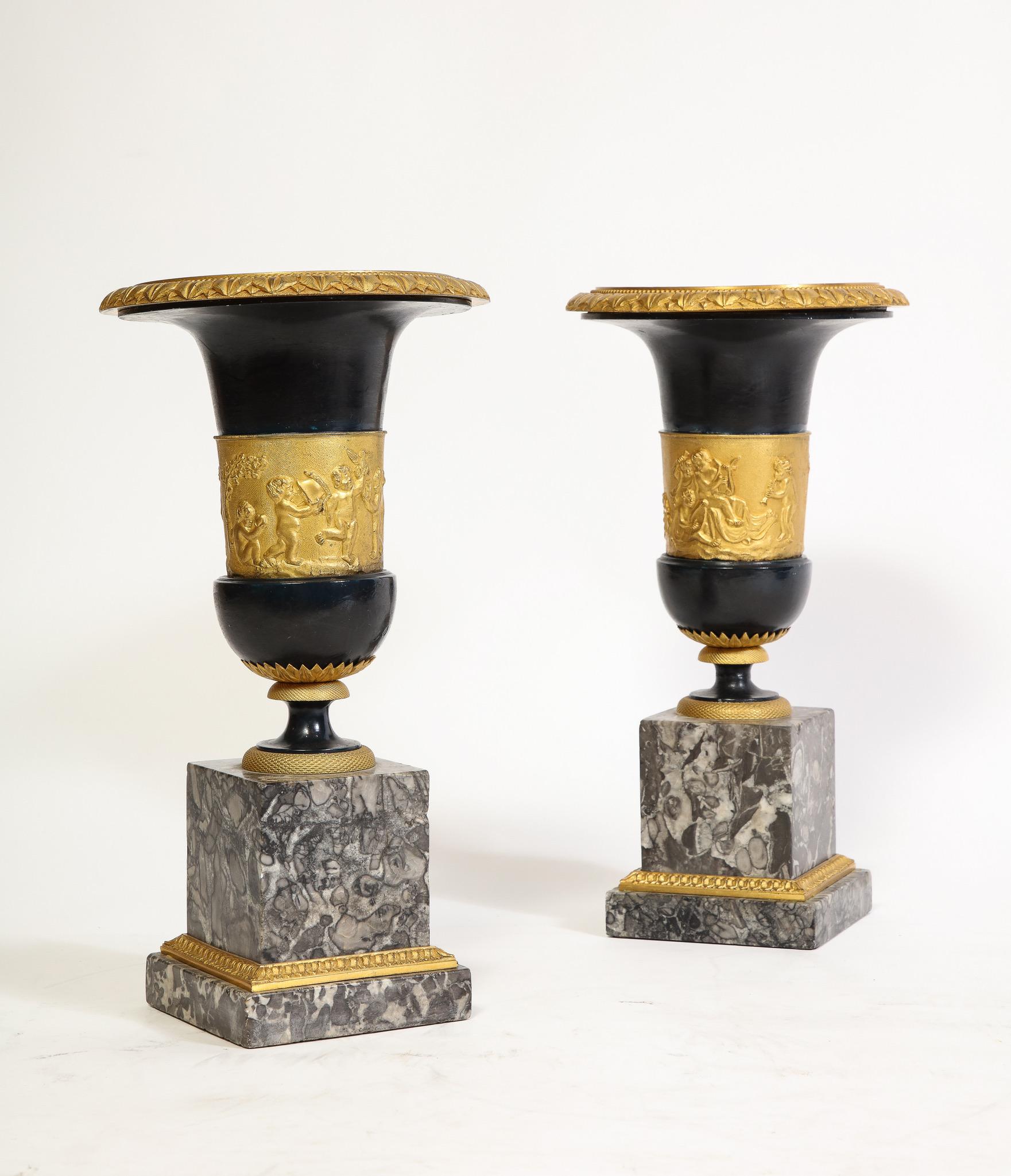 Paar französische Empire Vasen aus Bronze und Ormolu Medici Putti auf grauen Marmor Sockeln im Angebot 8