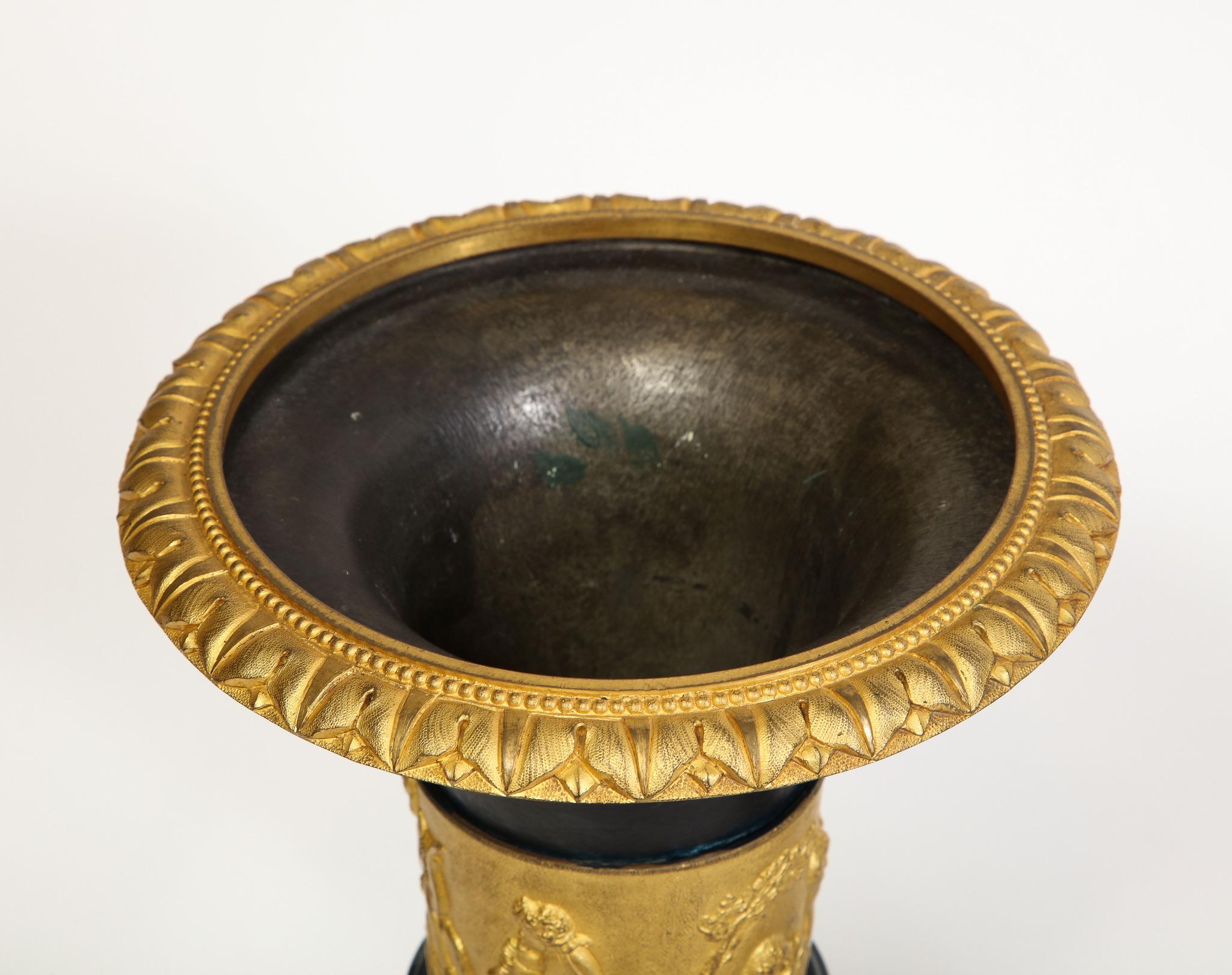 Paar französische Empire Vasen aus Bronze und Ormolu Medici Putti auf grauen Marmor Sockeln im Angebot 9
