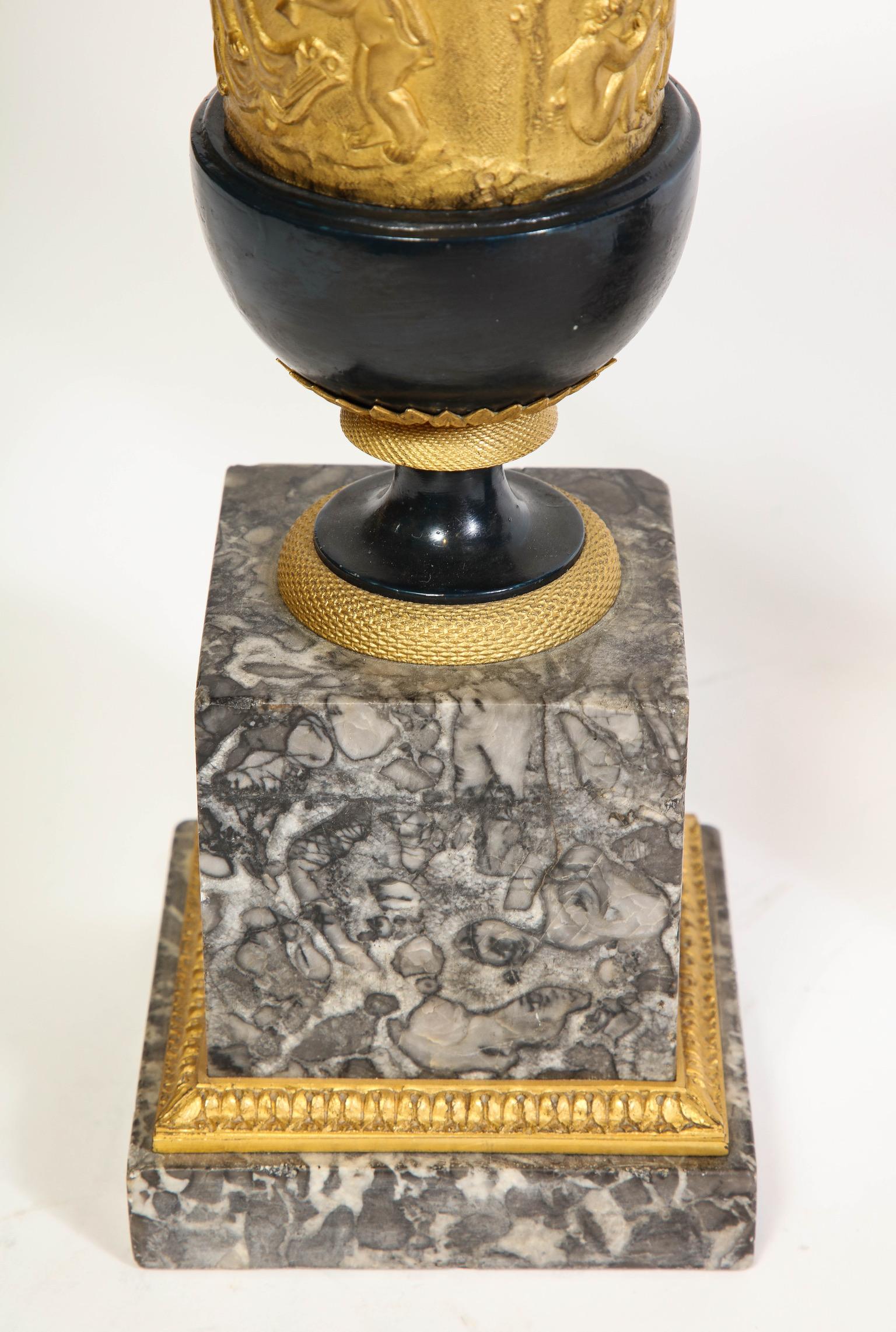 Paar französische Empire Vasen aus Bronze und Ormolu Medici Putti auf grauen Marmor Sockeln im Angebot 10