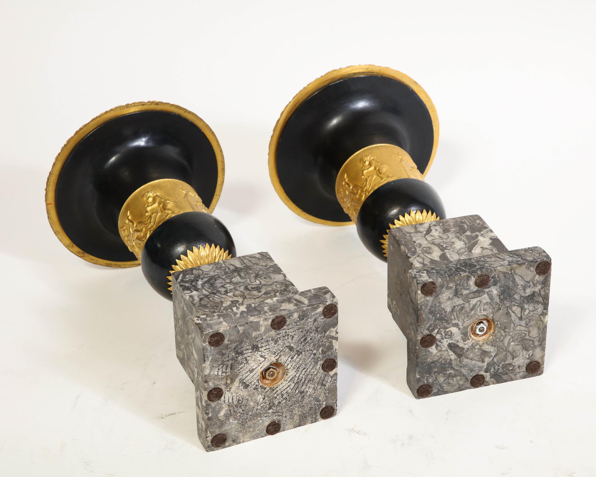 Paar französische Empire Vasen aus Bronze und Ormolu Medici Putti auf grauen Marmor Sockeln im Angebot 12