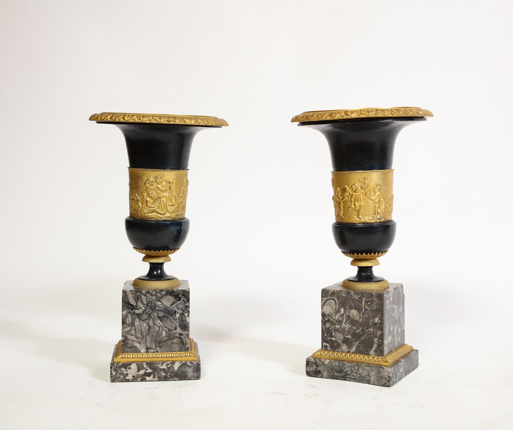 Paar französische Empire Vasen aus Bronze und Ormolu Medici Putti auf grauen Marmor Sockeln (Französisch) im Angebot