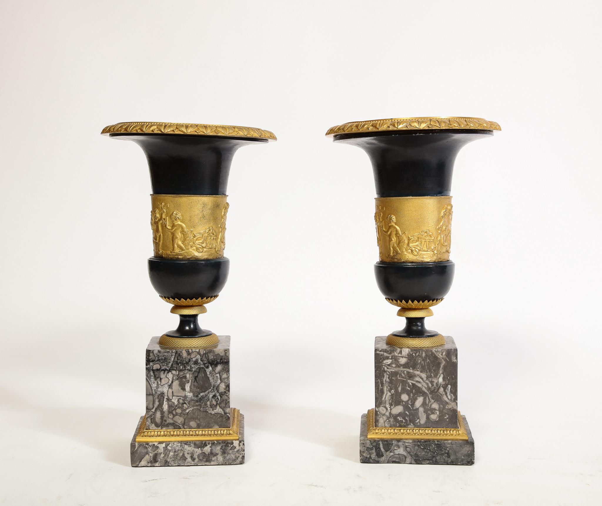 Paar französische Empire Vasen aus Bronze und Ormolu Medici Putti auf grauen Marmor Sockeln im Zustand „Gut“ im Angebot in New York, NY