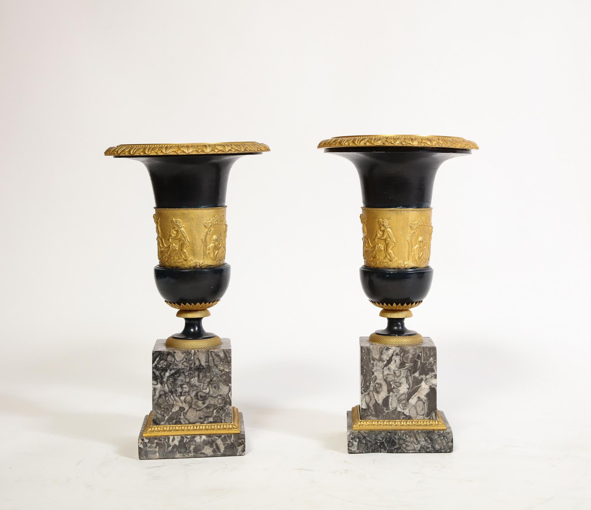Paar französische Empire Vasen aus Bronze und Ormolu Medici Putti auf grauen Marmor Sockeln (Frühes 19. Jahrhundert) im Angebot