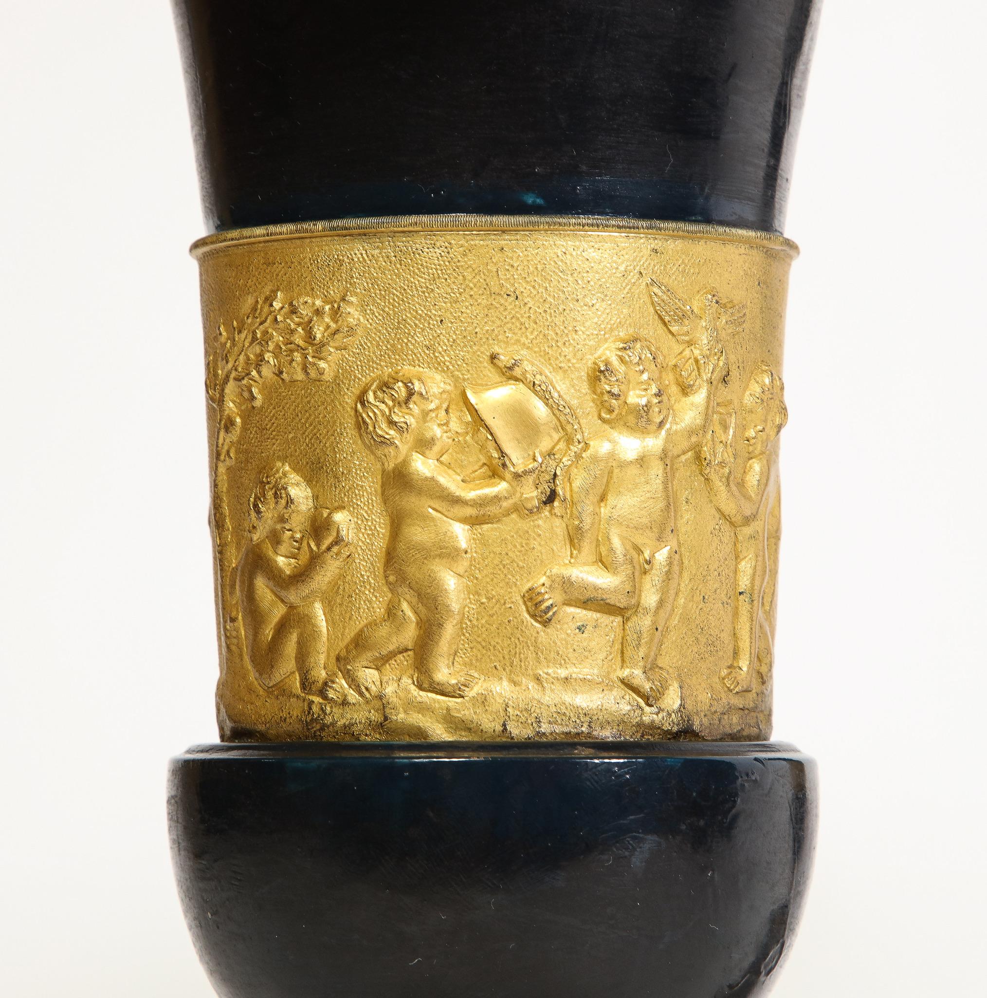 Paar französische Empire Vasen aus Bronze und Ormolu Medici Putti auf grauen Marmor Sockeln im Angebot 1