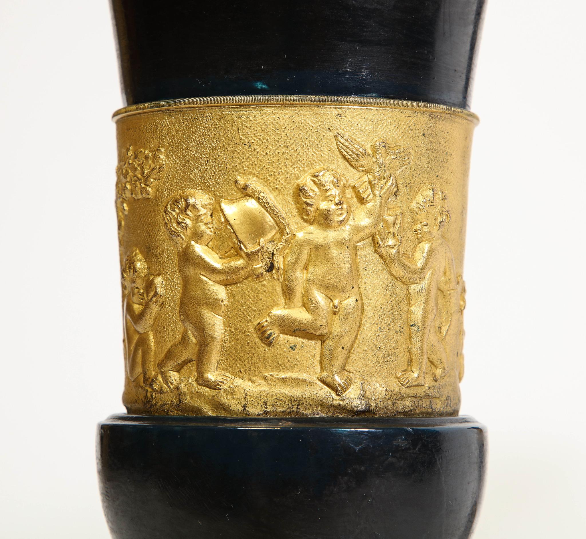 Paar französische Empire Vasen aus Bronze und Ormolu Medici Putti auf grauen Marmor Sockeln im Angebot 2