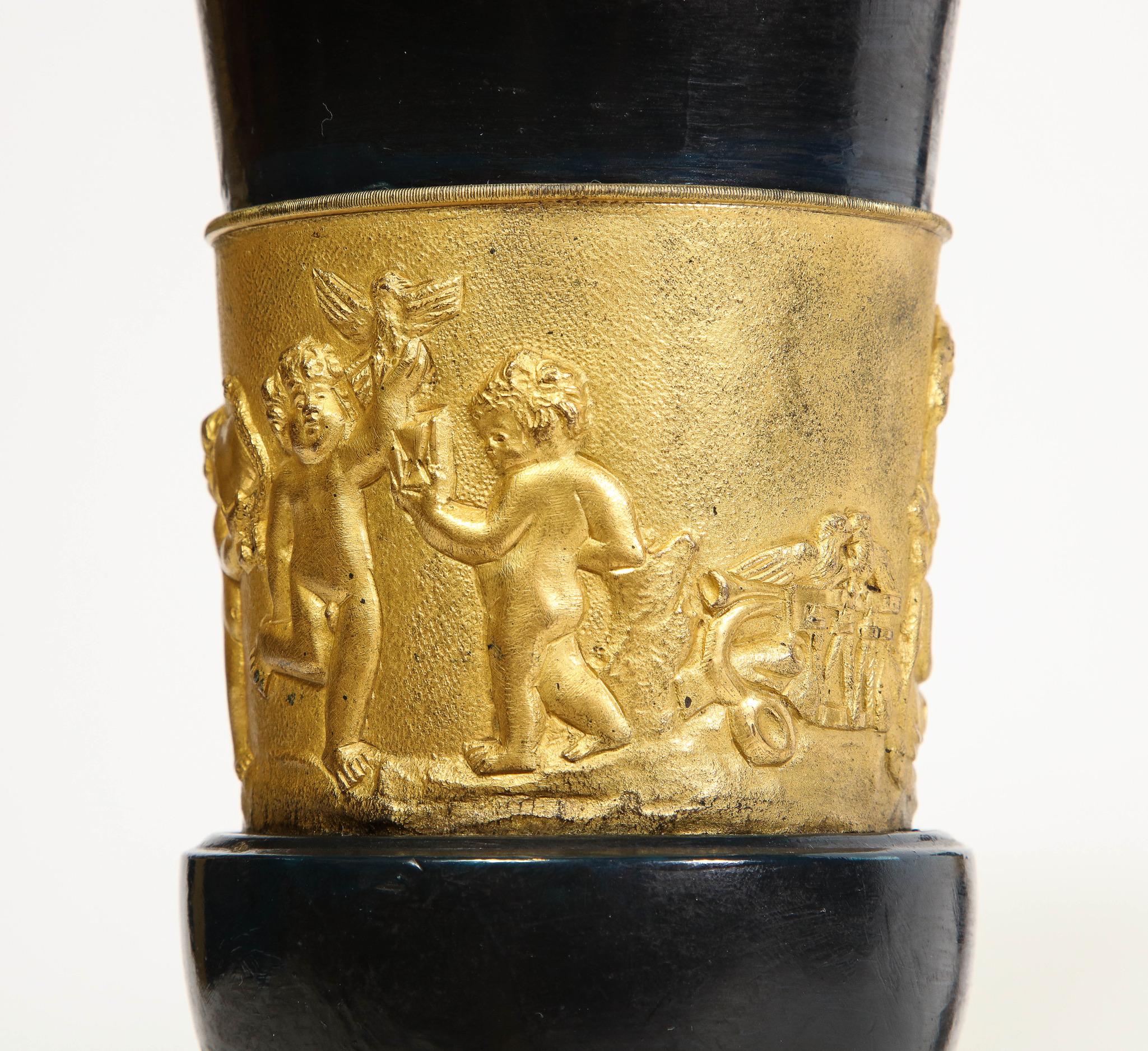 Paar französische Empire Vasen aus Bronze und Ormolu Medici Putti auf grauen Marmor Sockeln im Angebot 3