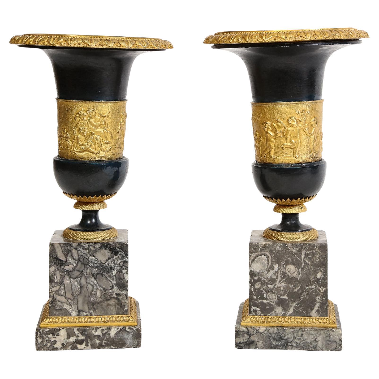 Paar französische Empire Vasen aus Bronze und Ormolu Medici Putti auf grauen Marmor Sockeln im Angebot