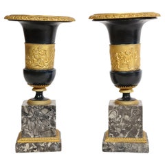 Paar französische Empire Vasen aus Bronze und Ormolu Medici Putti auf grauen Marmor Sockeln