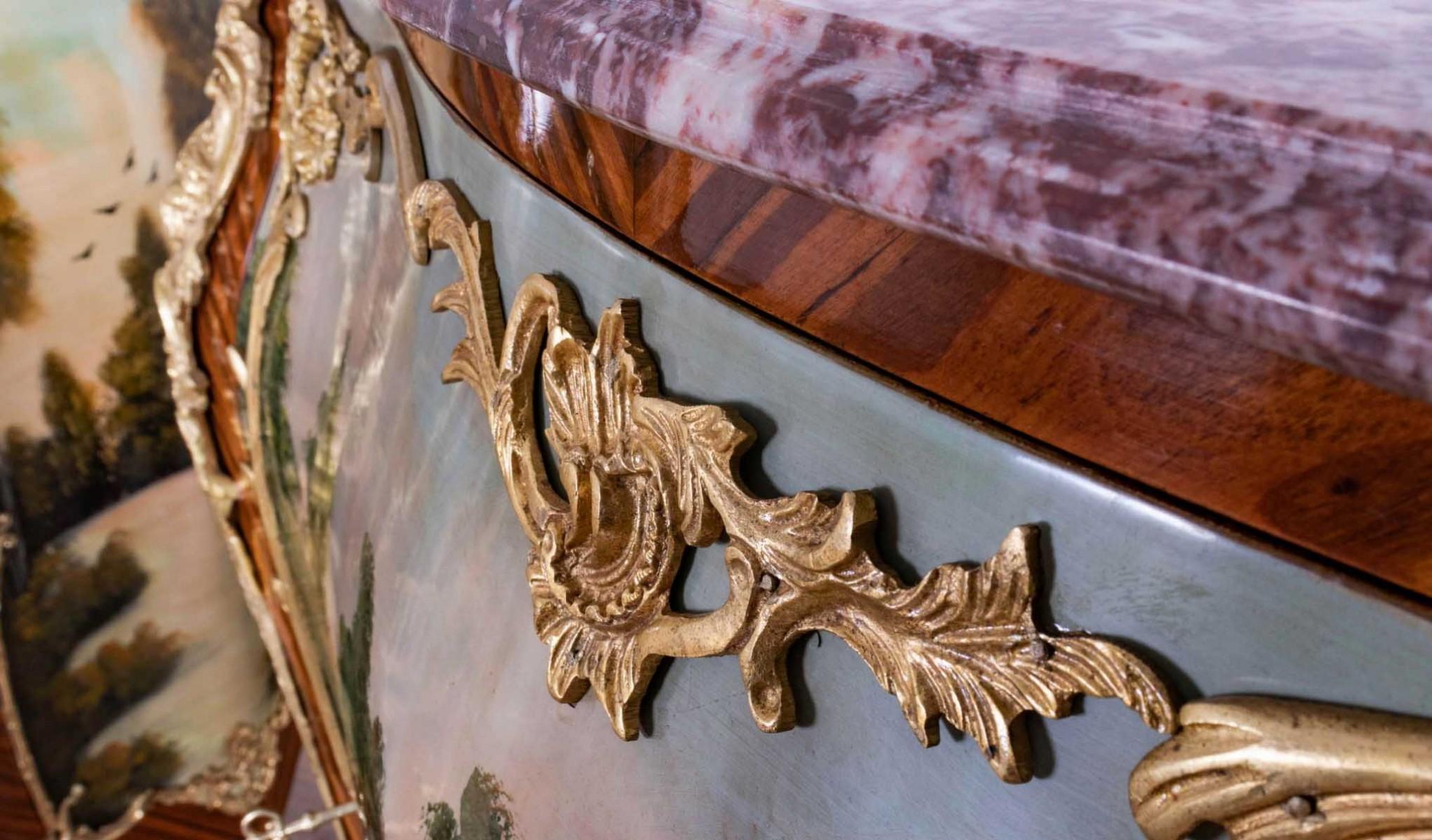Splendida coppia di armadi in stile Impero francese con frontali dipinti
Le porte e i fianchi dipinti a mano sono in stile Vernis Martin
Nel design d'interni francese, il vernis Martin è un tipo (o una serie di tipi) di japanning o imitazione della