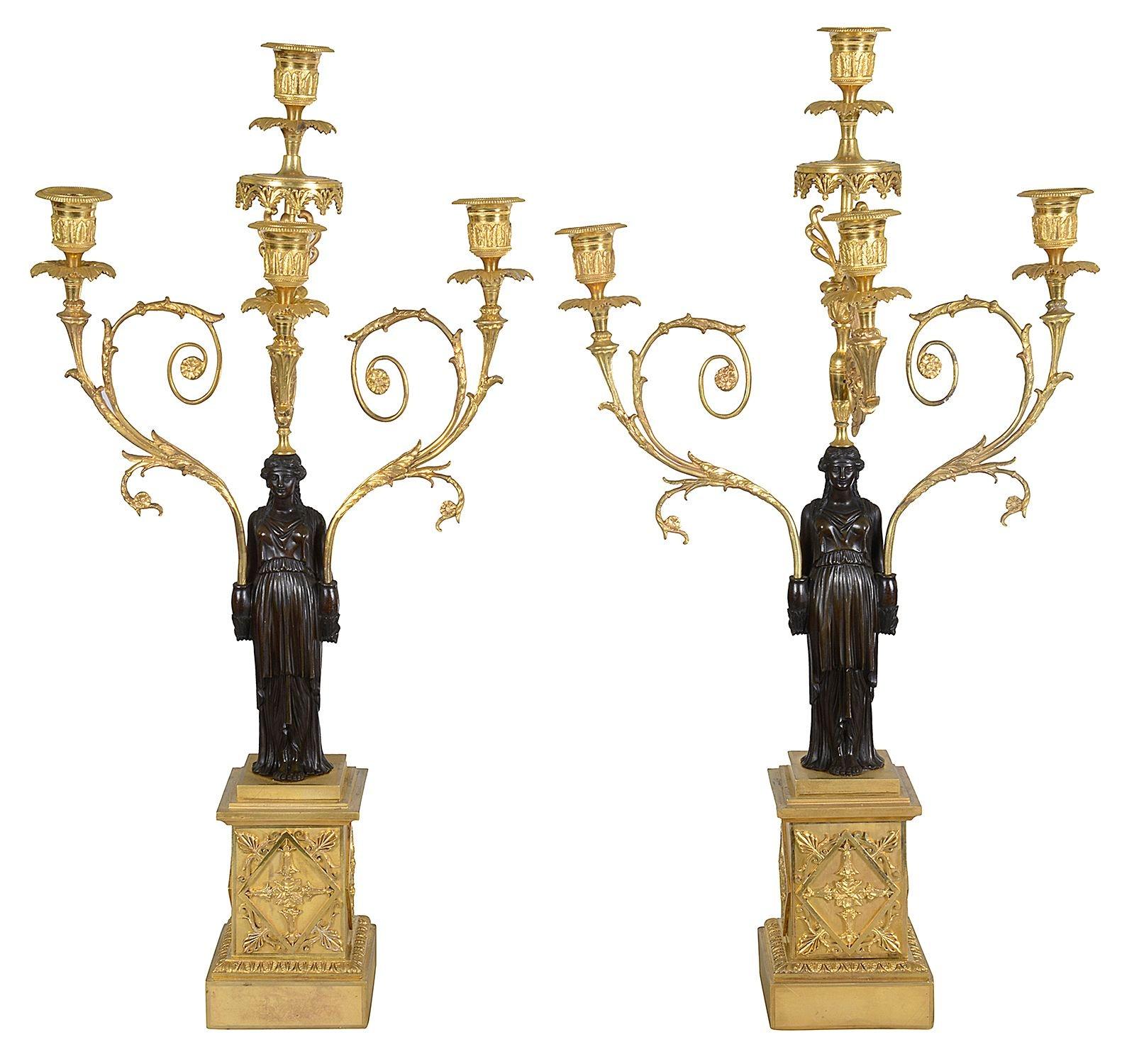 Paire de candélabres Empire en bronze et bronze doré, chacun avec des supports de cariatides pour les appliques à quatre branches. Ils reposent sur des socles classiques dorés. Circa 1820

Lot 83 60659. TSKZN