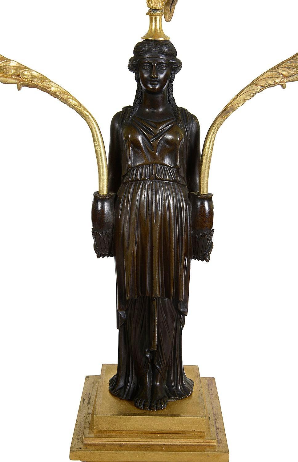 Doré Paire de candélabres Empire français, vers 1800 en vente