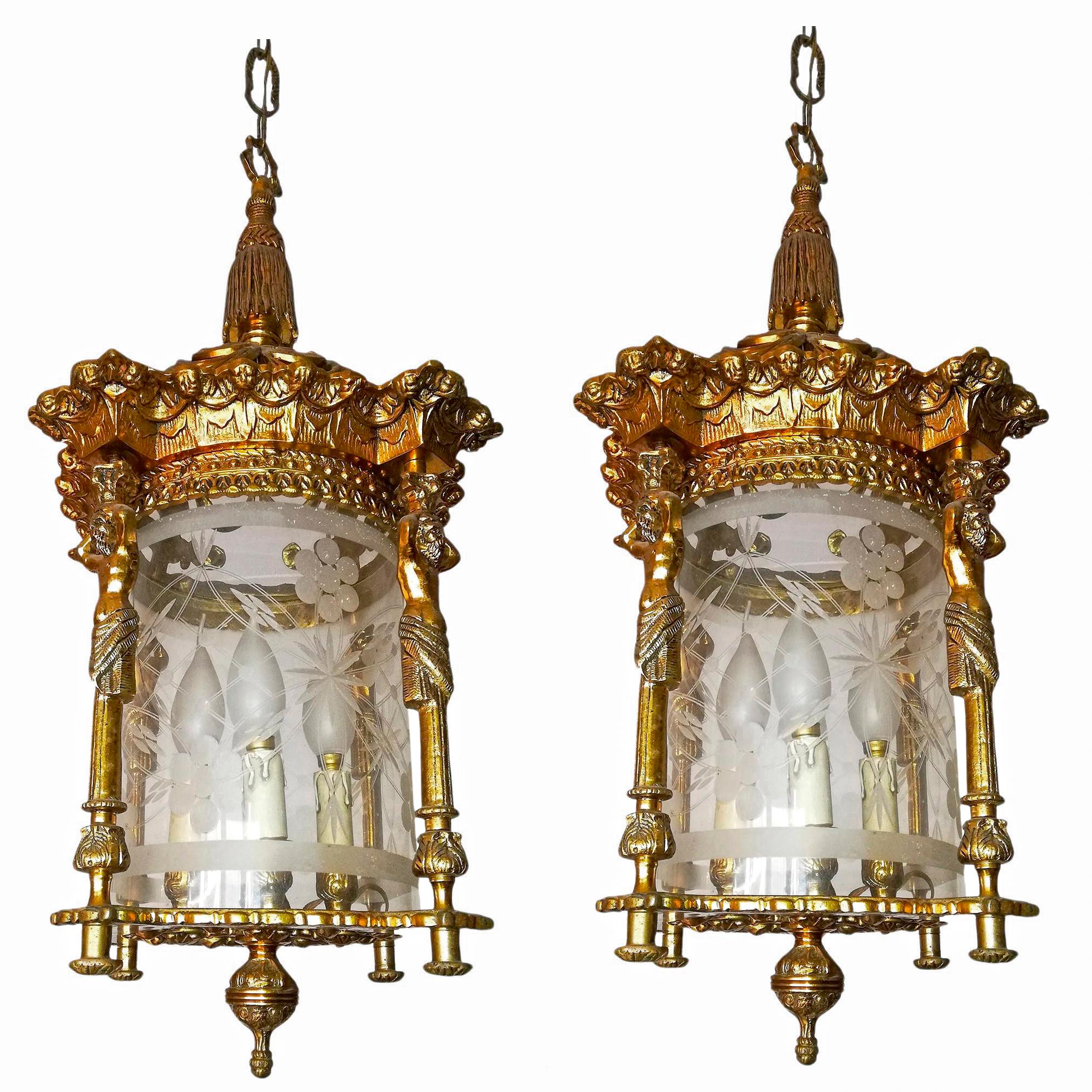 Français Paire de lustres à 4 lumières style Empire français à cariatides en verre taillé en bronze doré en vente