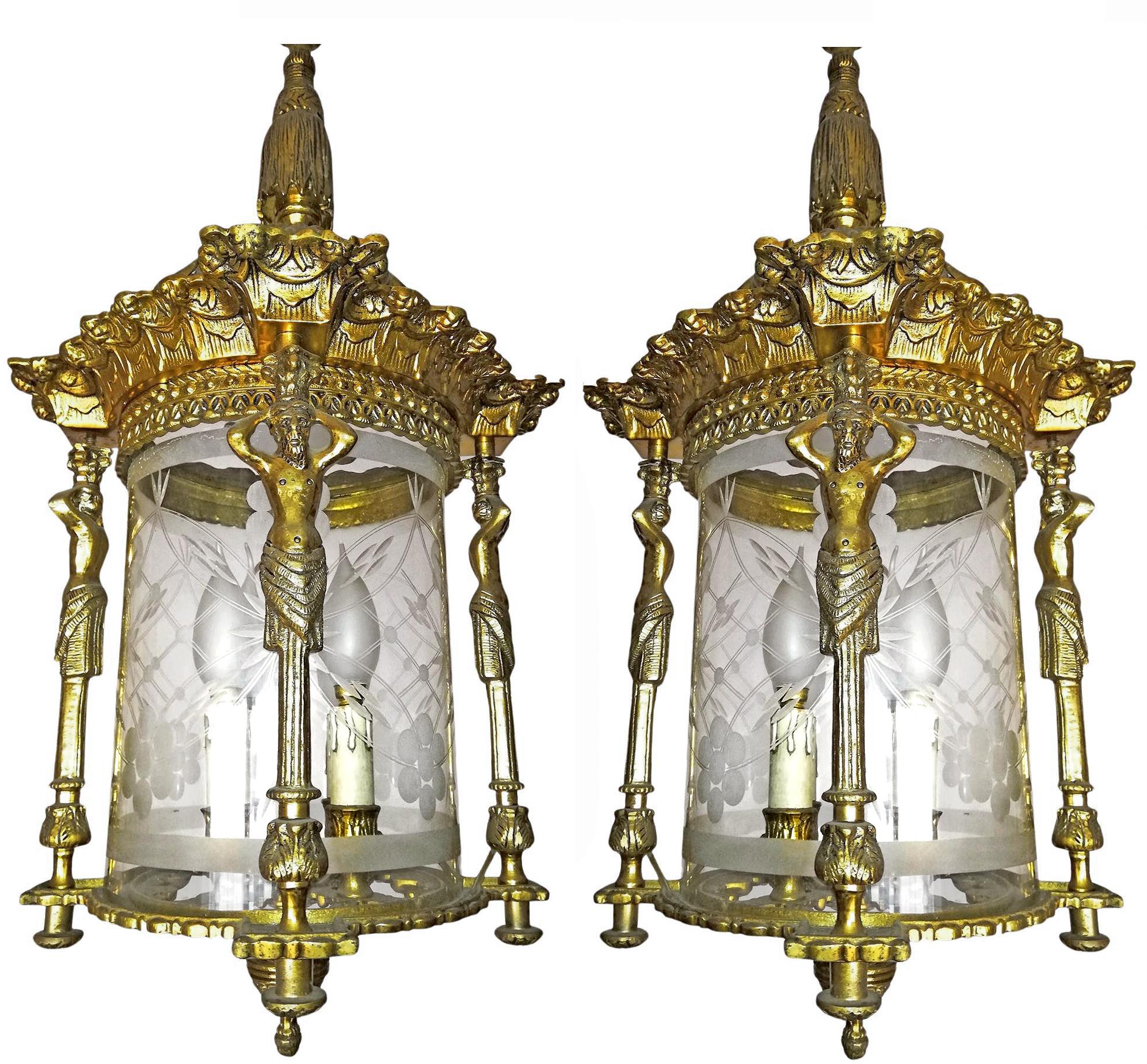 Moulage Paire de lustres à 4 lumières style Empire français à cariatides en verre taillé en bronze doré en vente