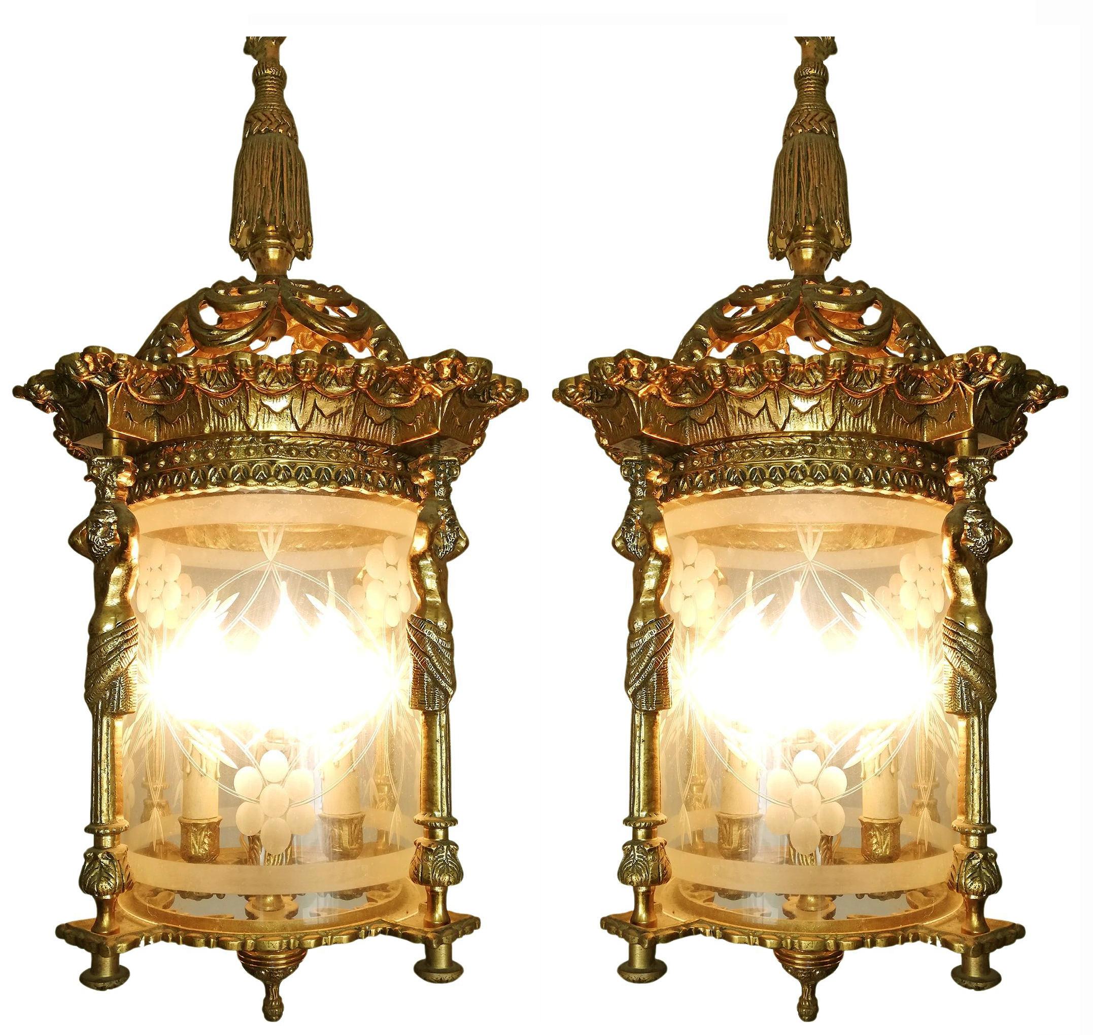 20ième siècle Paire de lustres à 4 lumières style Empire français à cariatides en verre taillé en bronze doré en vente