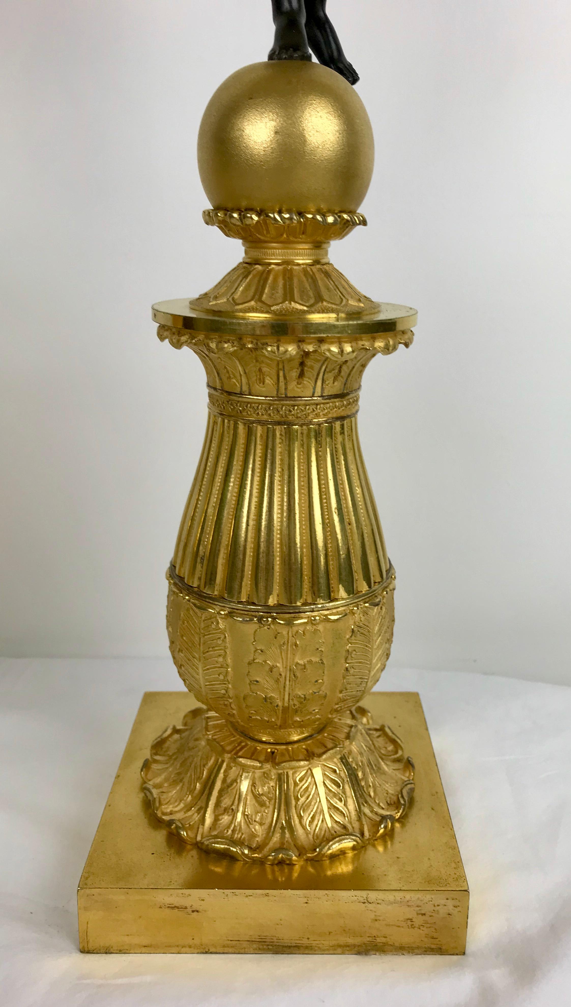 Paar figurale französische Empire-Kandelaber aus Bronze, signiert Chibout im Angebot 5