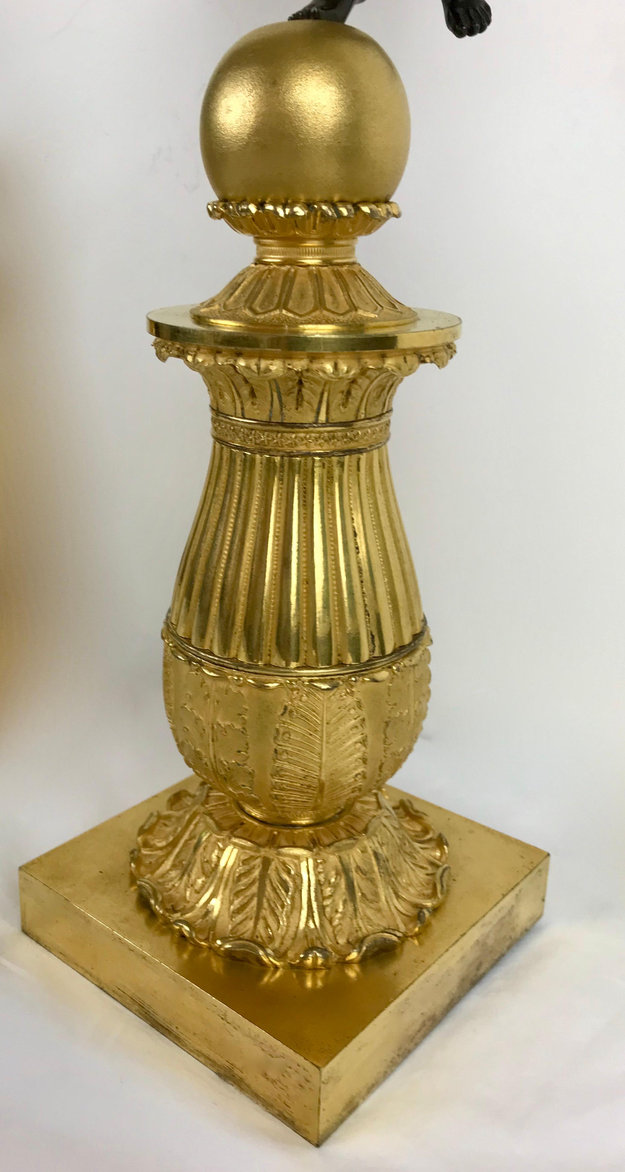 Dieses fein detaillierte und handziselierte Paar Bronzeleuchter wurde  von Pierre Chibout. Er war von 1806-24 tätig und arbeitete mit Claude Francois Rabiat zusammen, dessen Werkstatt er 1815 übernahm. Die patinierten Bronzefiguren stellen den Gott